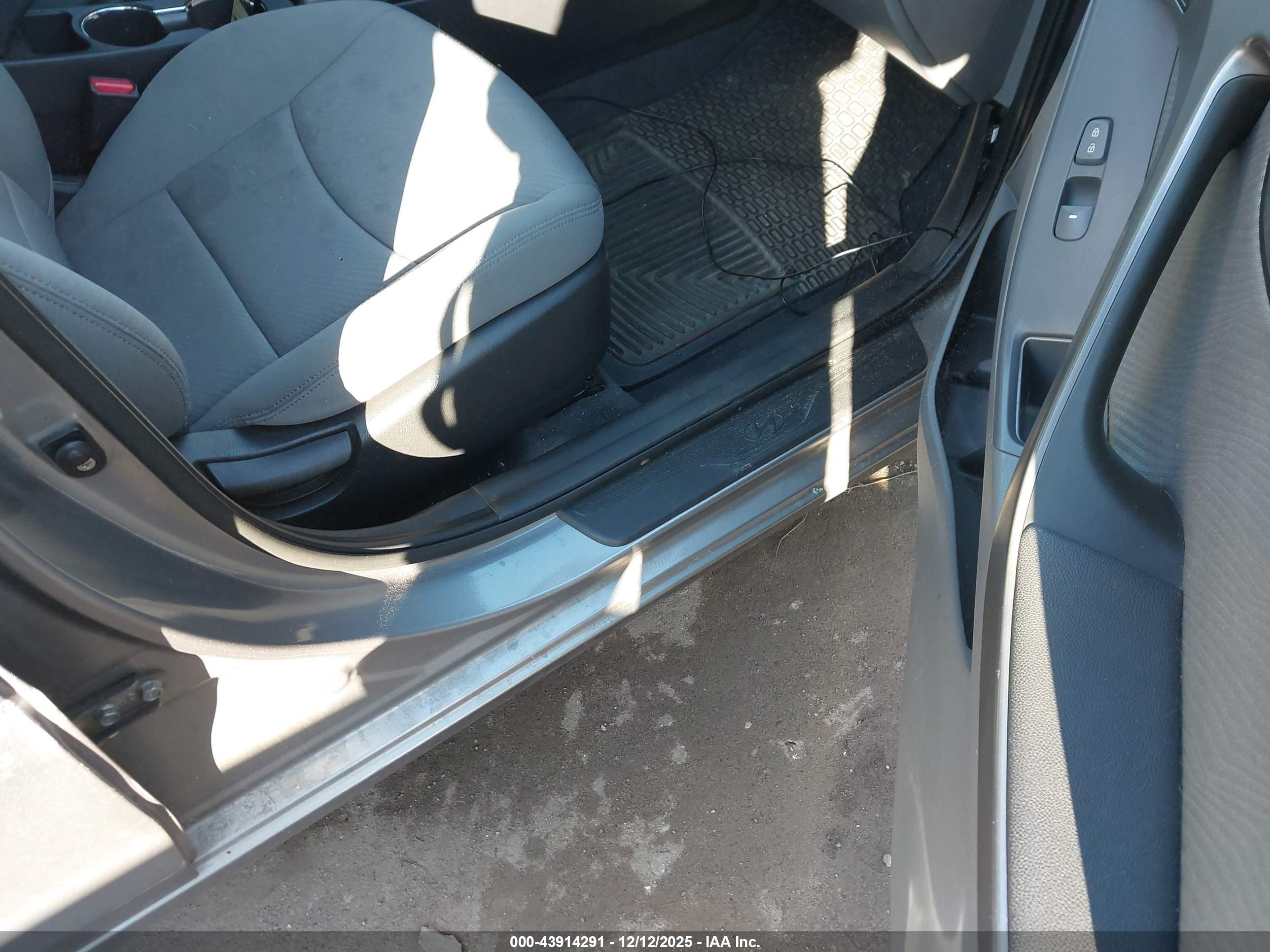 HYUNDAI ELANTRA image 5