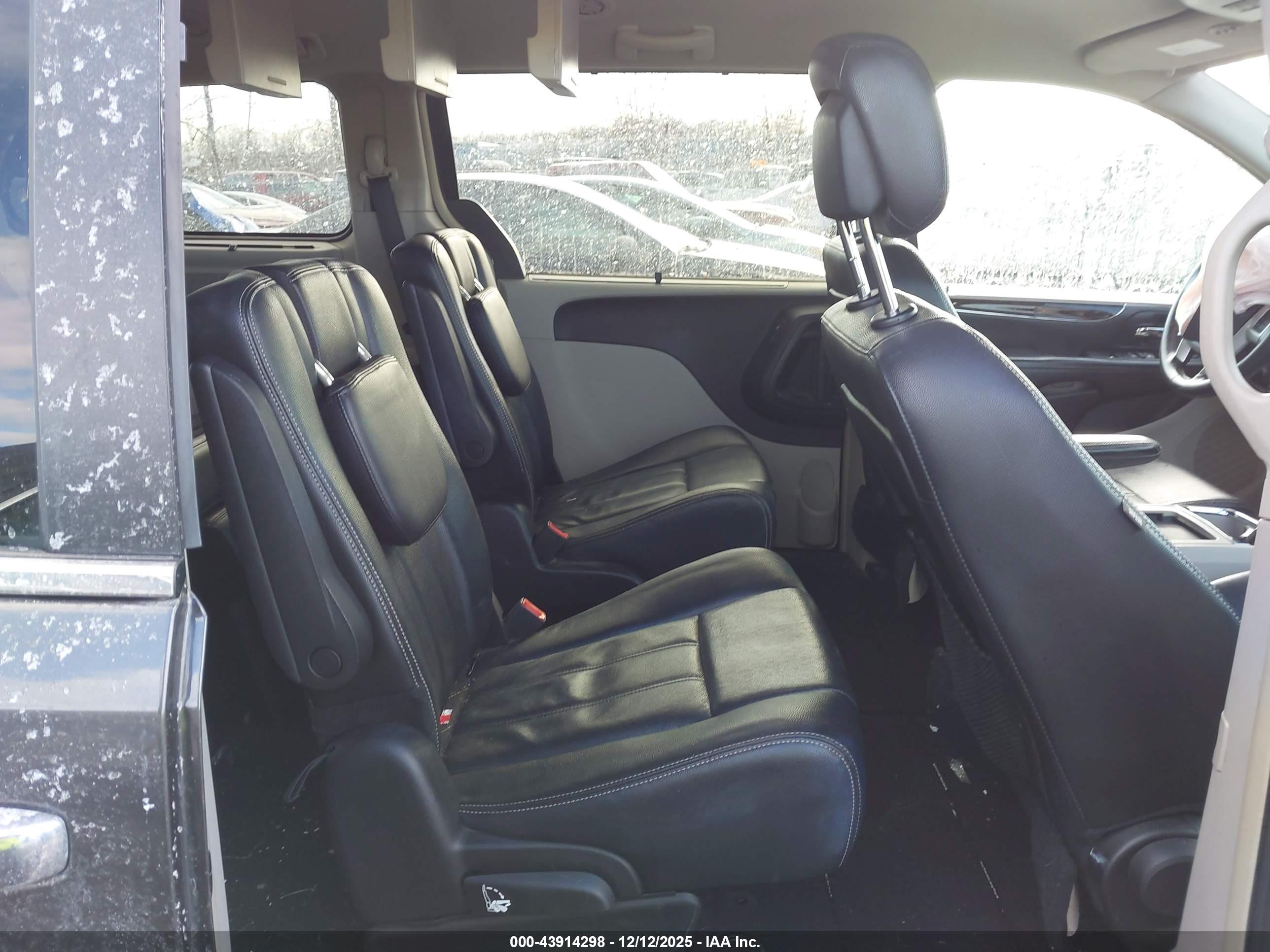 CHRYSLER TOWN image 8