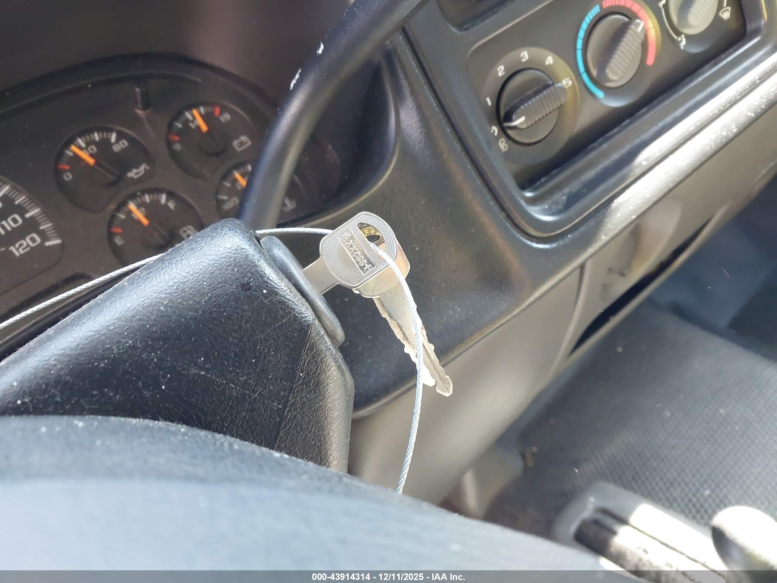 CHEVROLET SILVERADO image 11