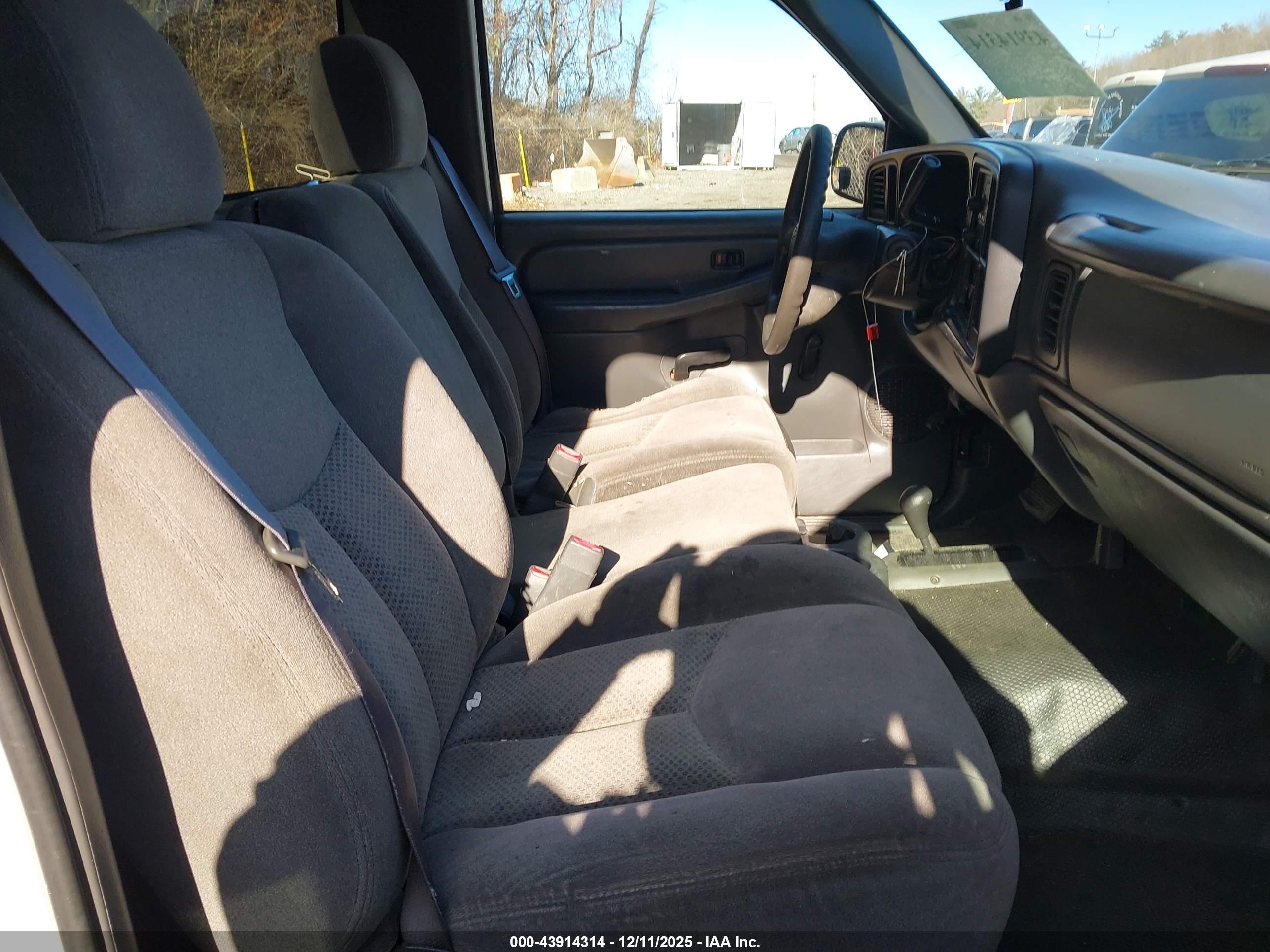 CHEVROLET SILVERADO image 8