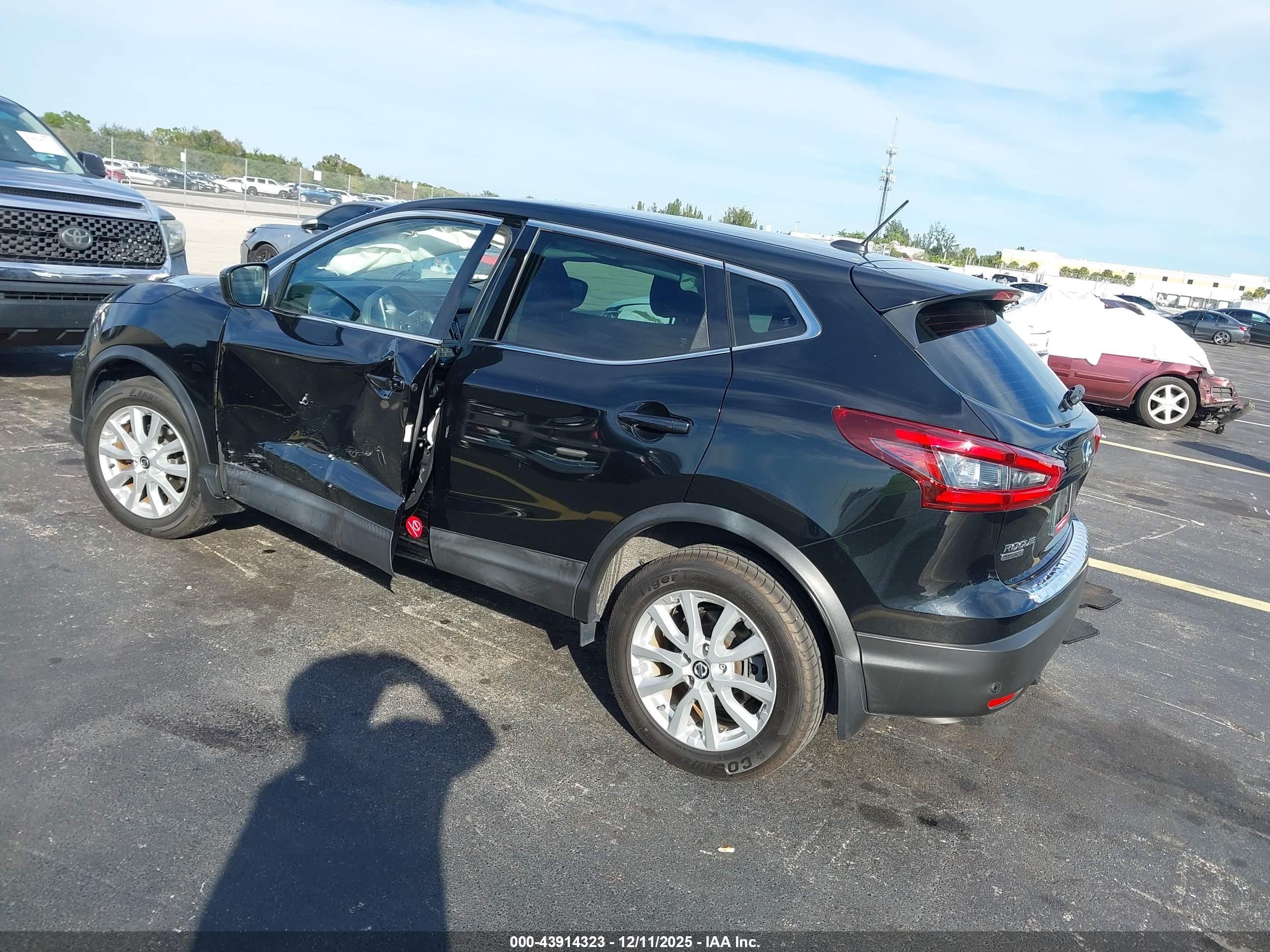 NISSAN ROGUE image 3
