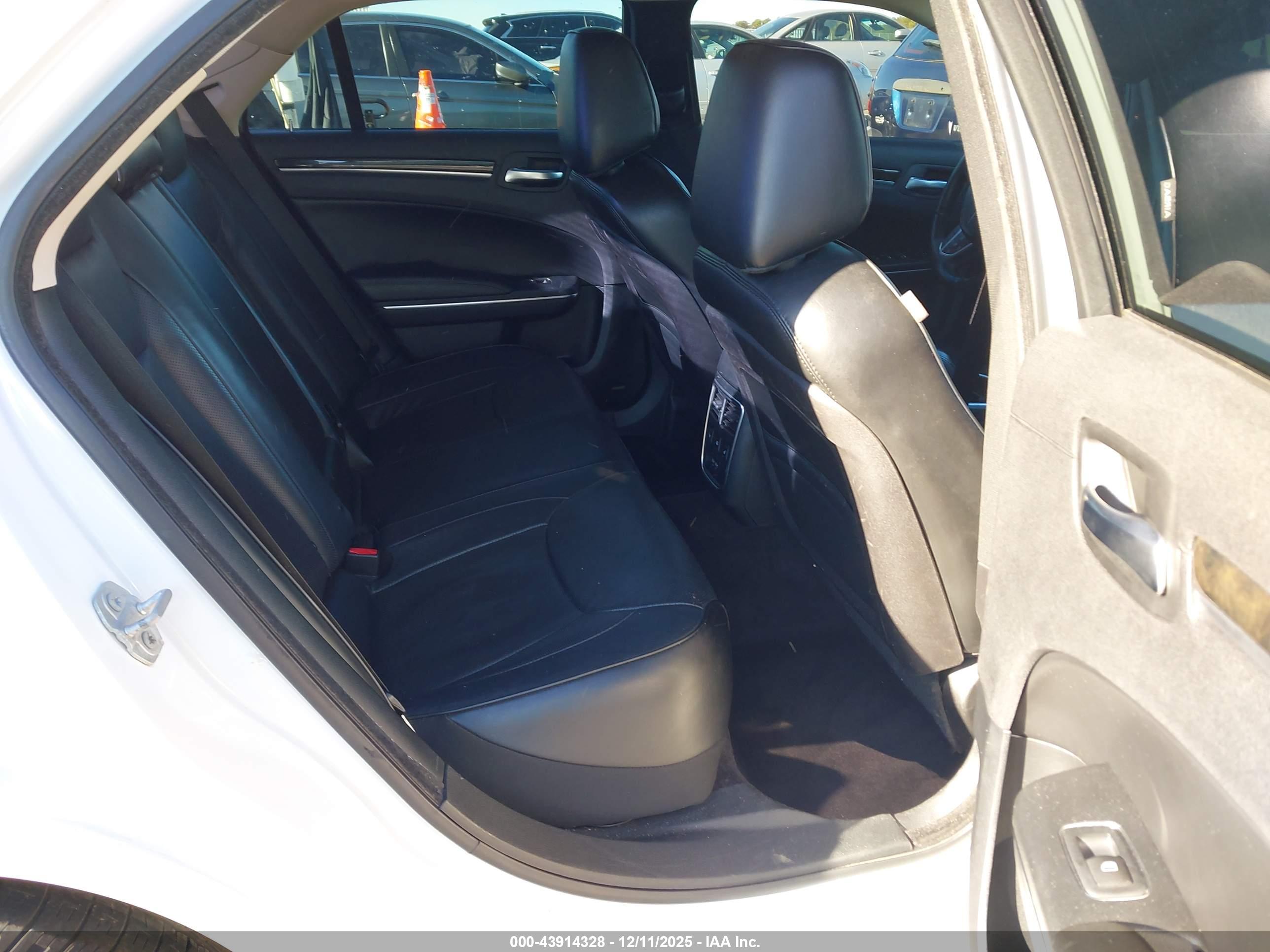 CHRYSLER 300C image 8