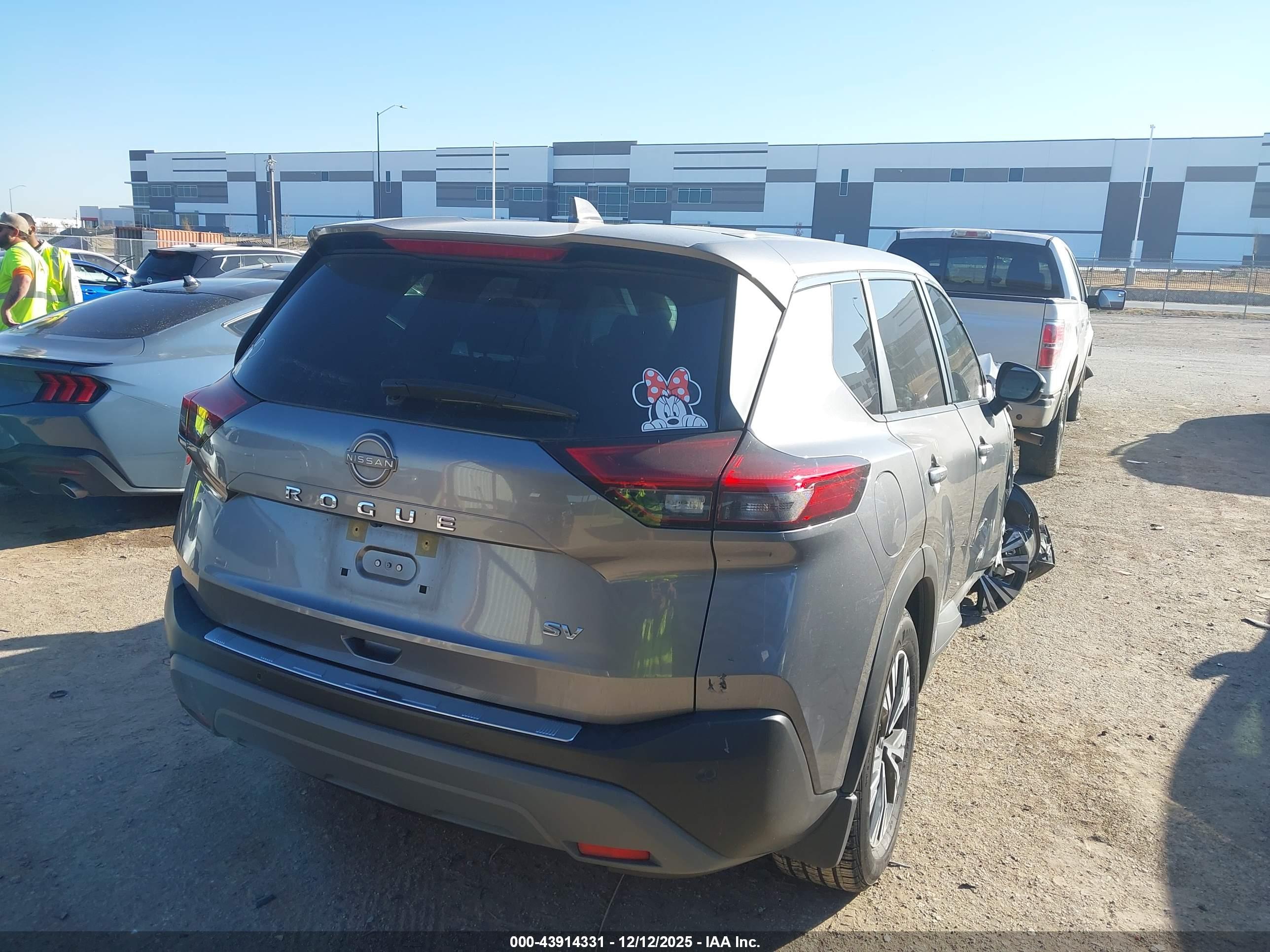 NISSAN ROGUE image 4