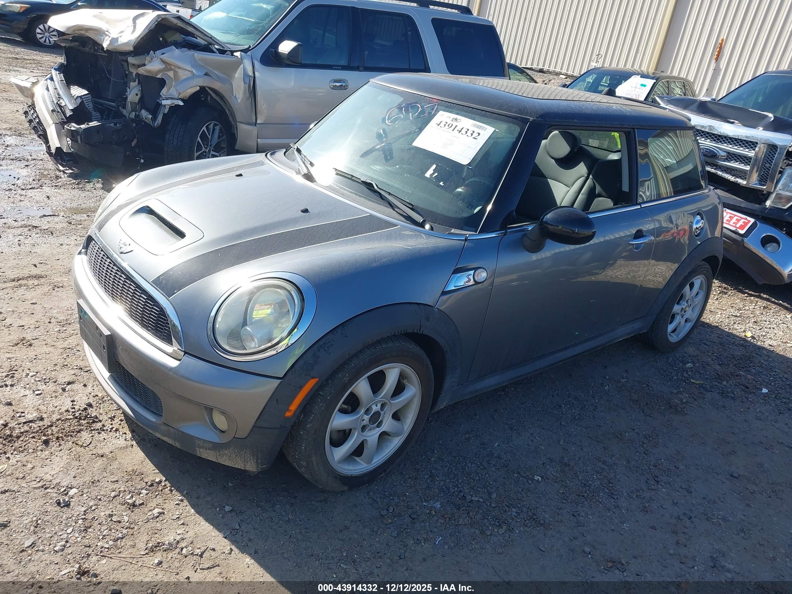 MINI COOPER image 2