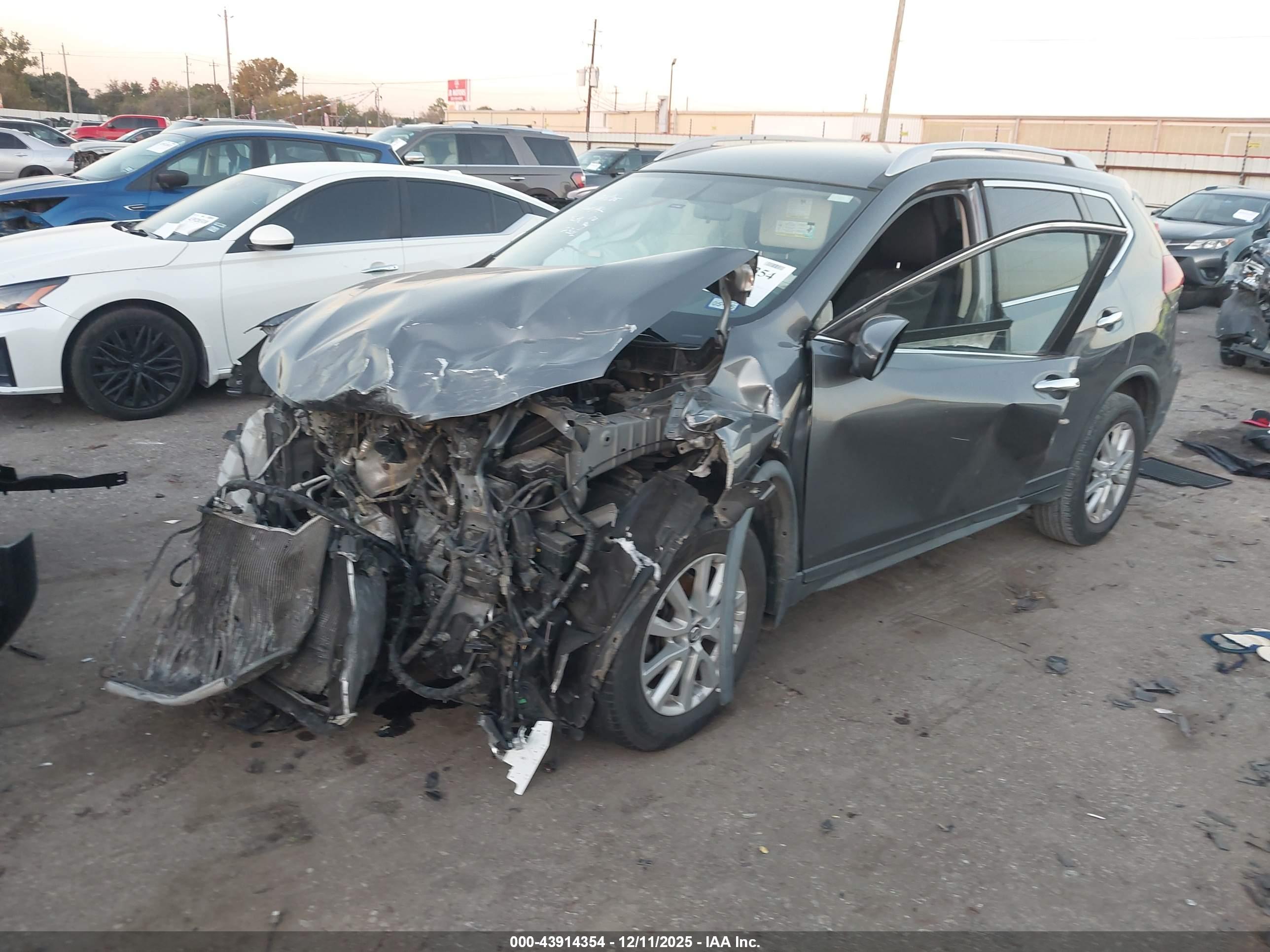 NISSAN ROGUE image 2