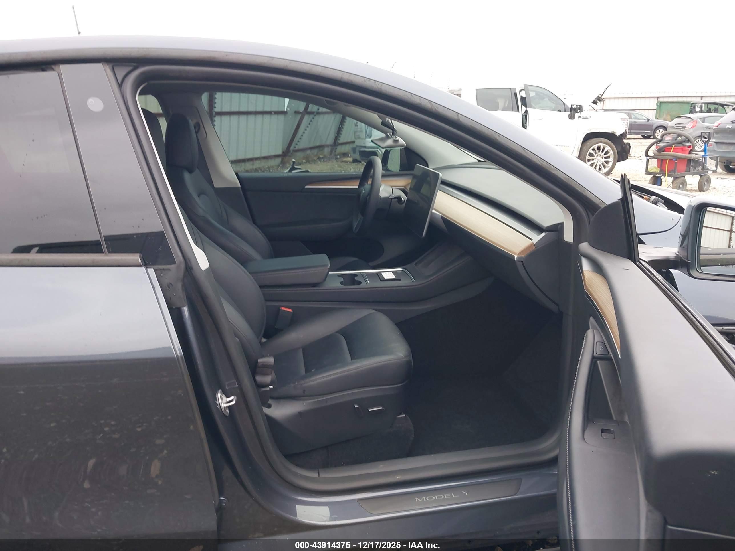 TESLA MODEL image 5