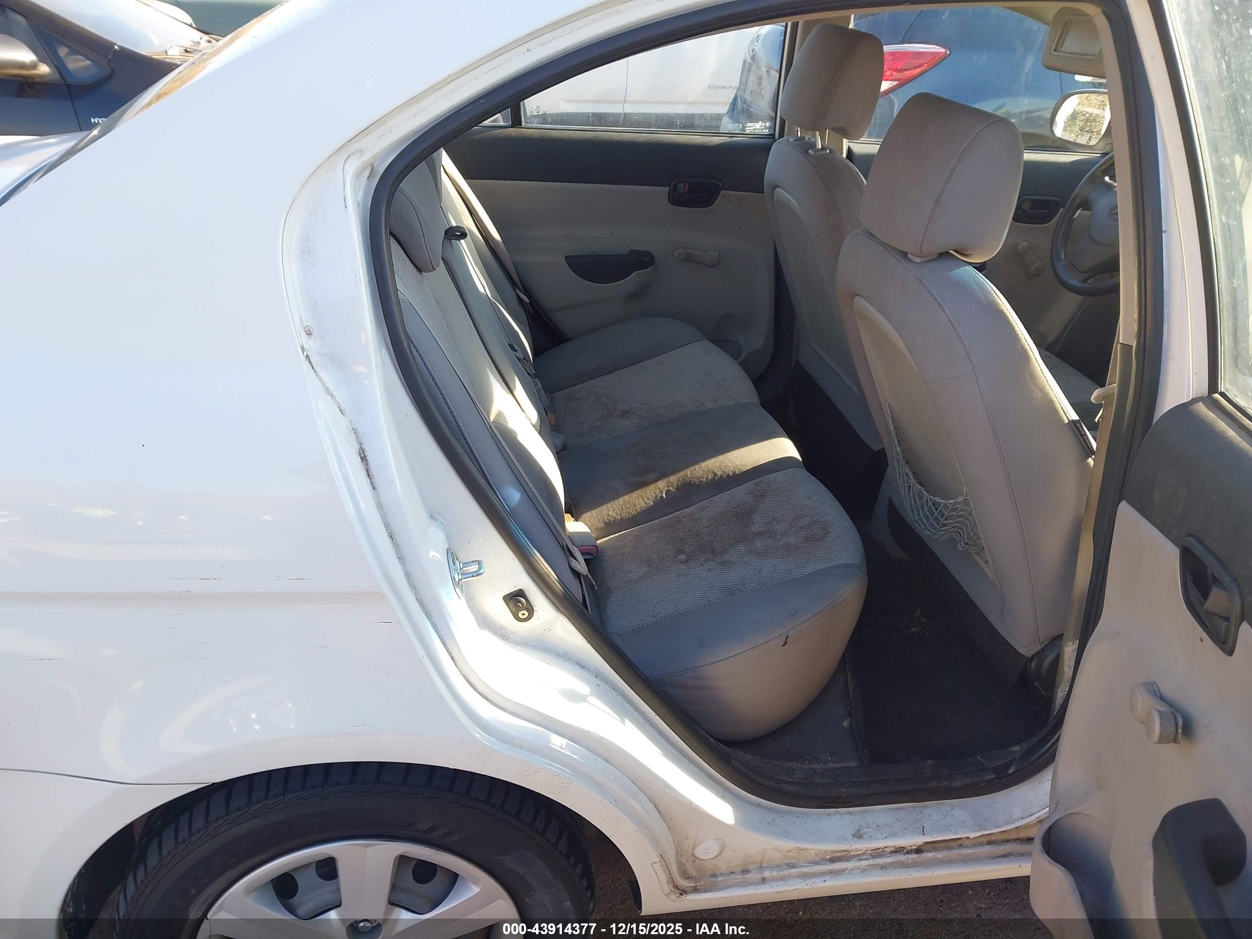 HYUNDAI ACCENT image 8