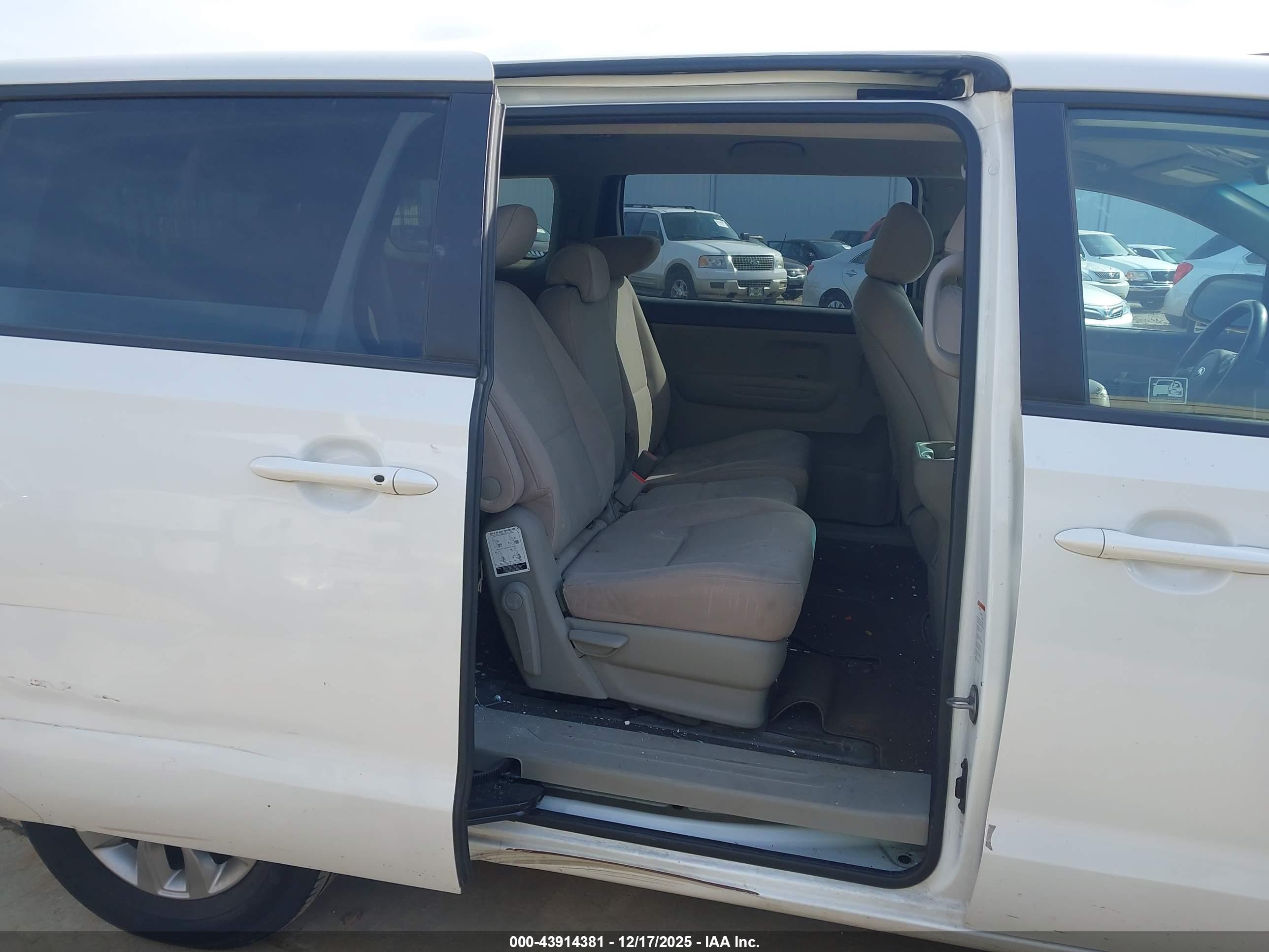 KIA SEDONA image 8