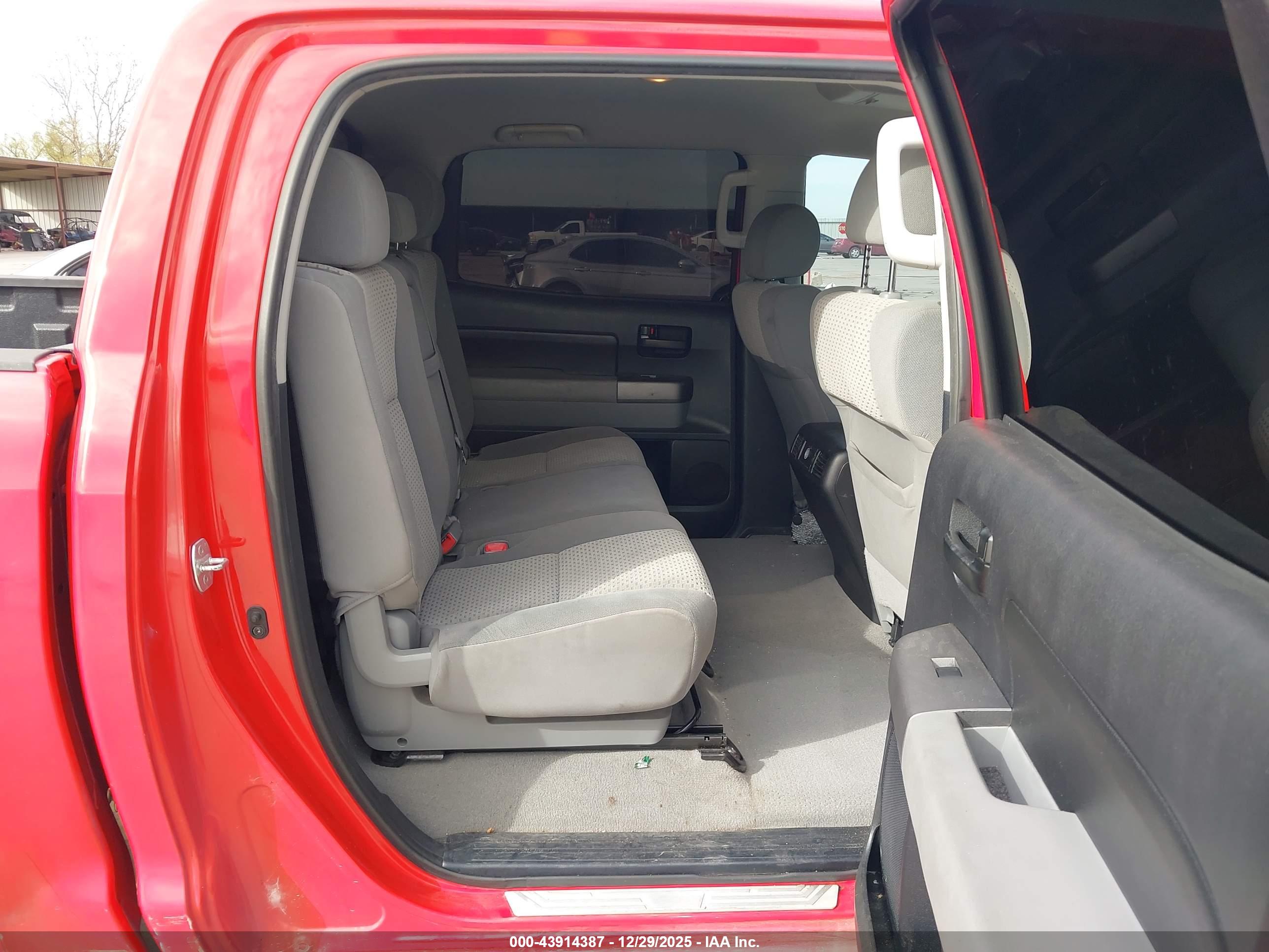 TOYOTA TUNDRA image 8