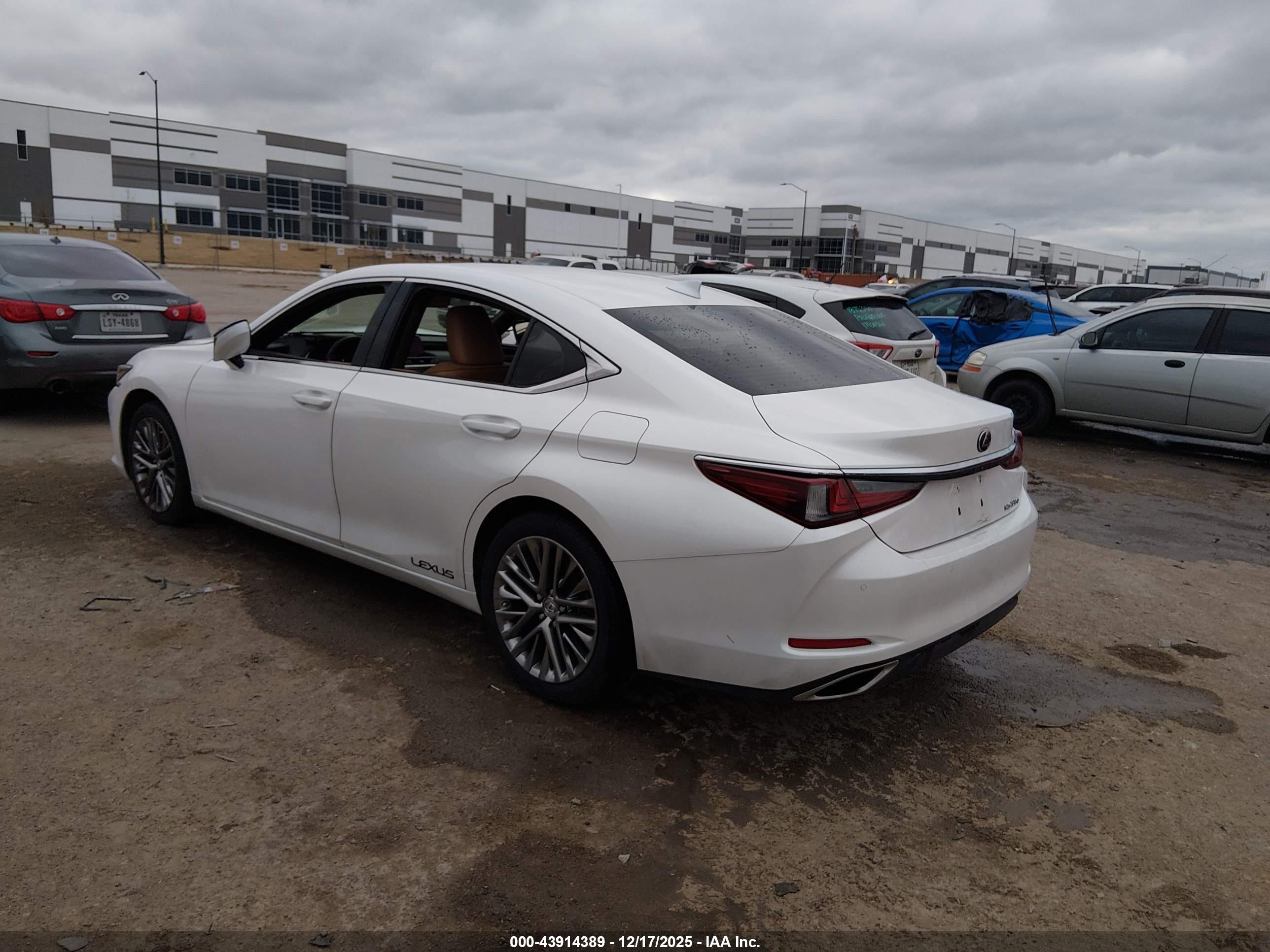 LEXUS ES image 3