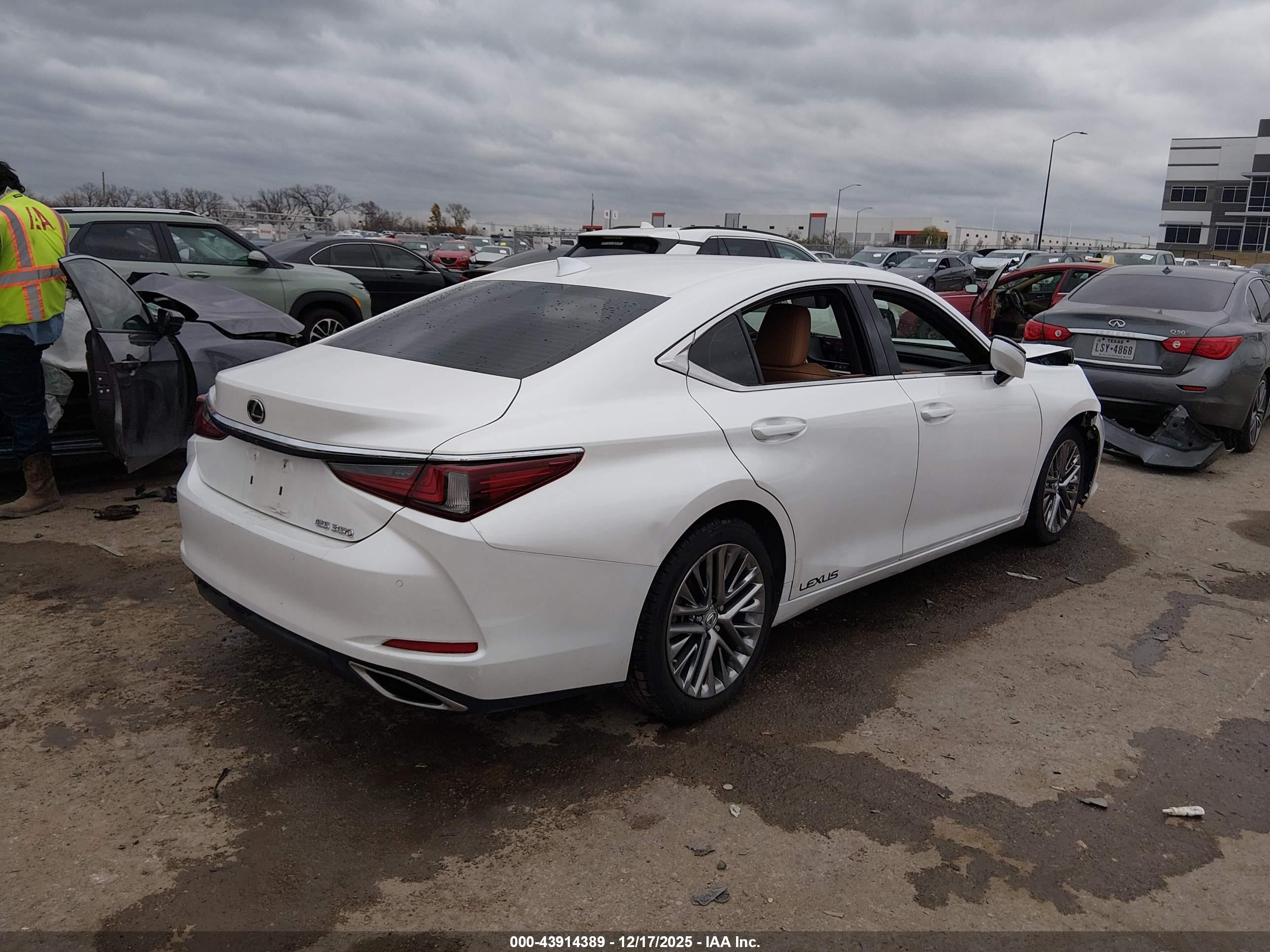 LEXUS ES image 4