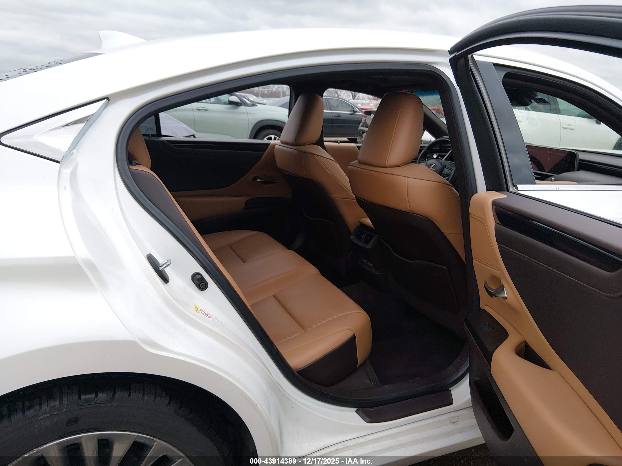 LEXUS ES image 8
