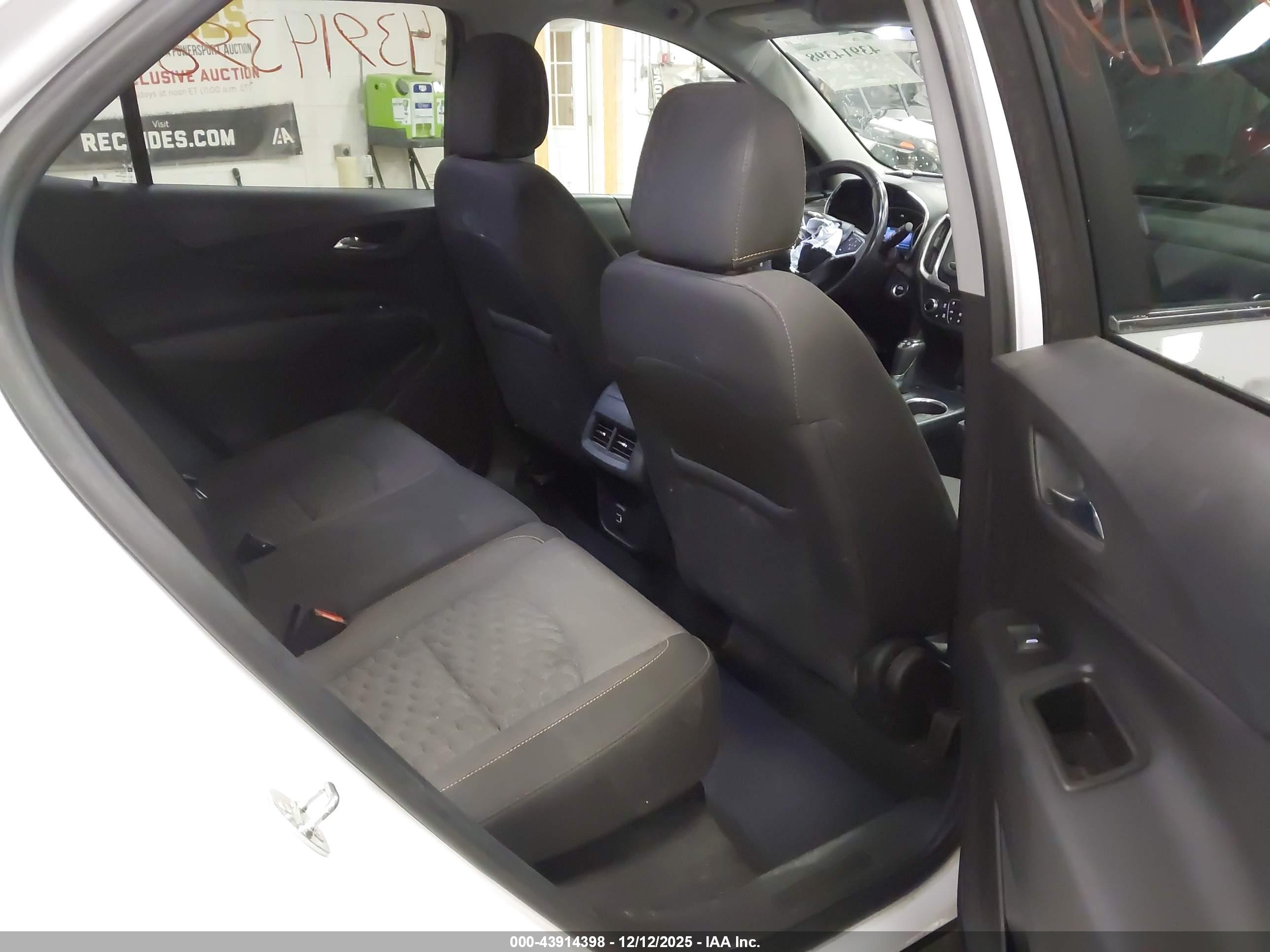 CHEVROLET EQUINOX image 8