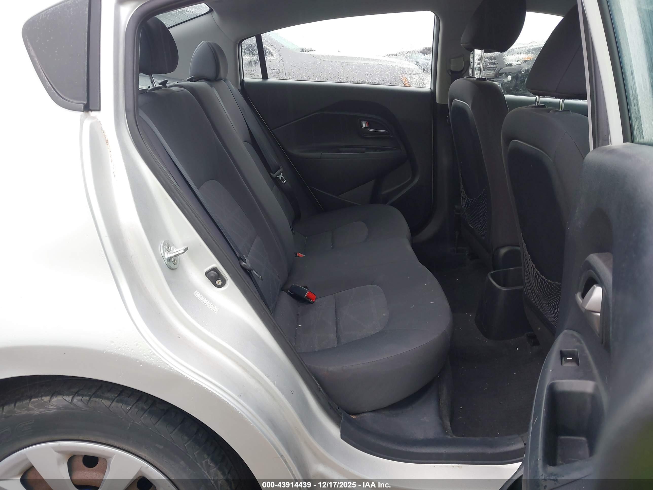 KIA RIO image 8