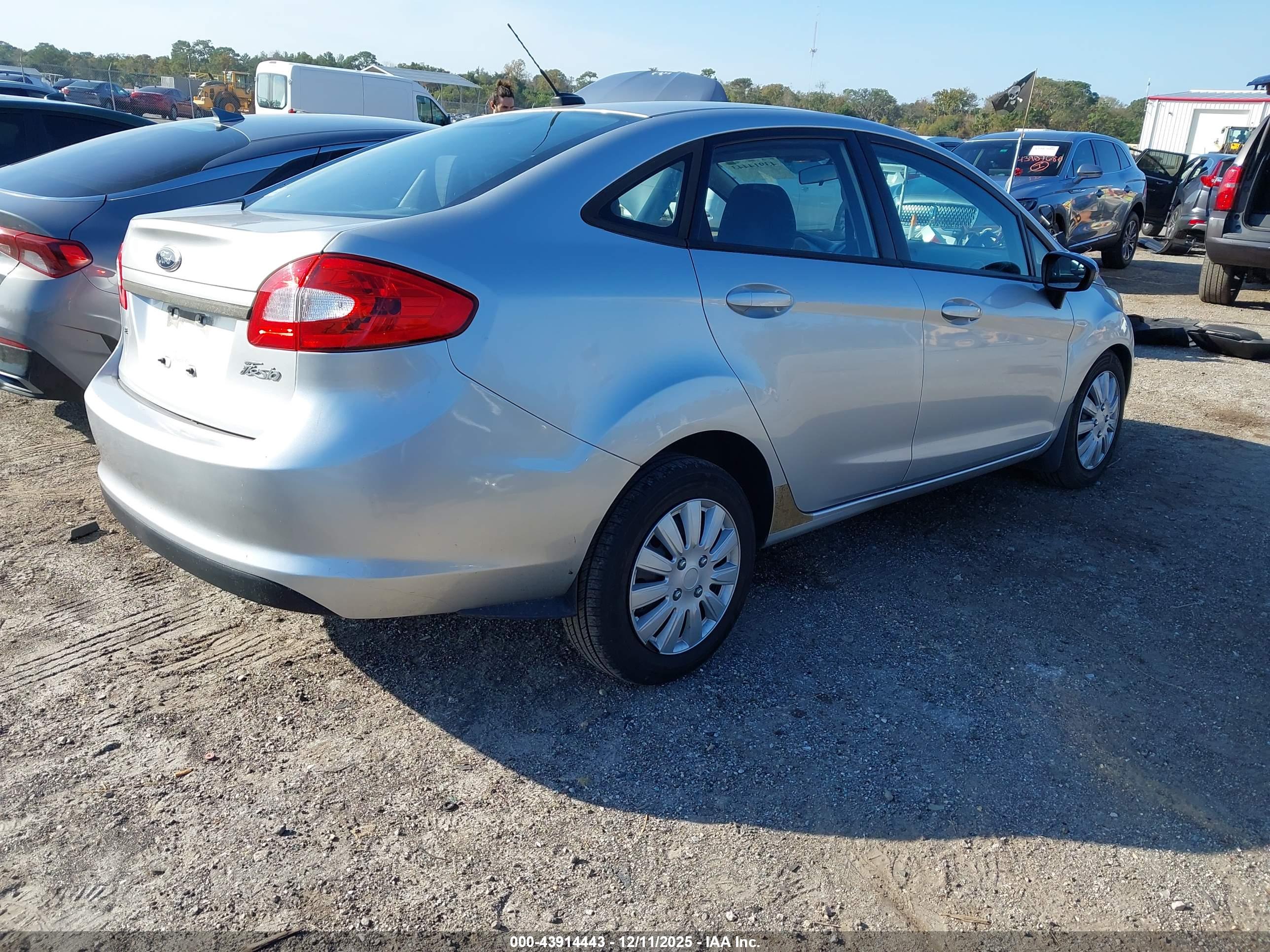 FORD FIESTA image 4
