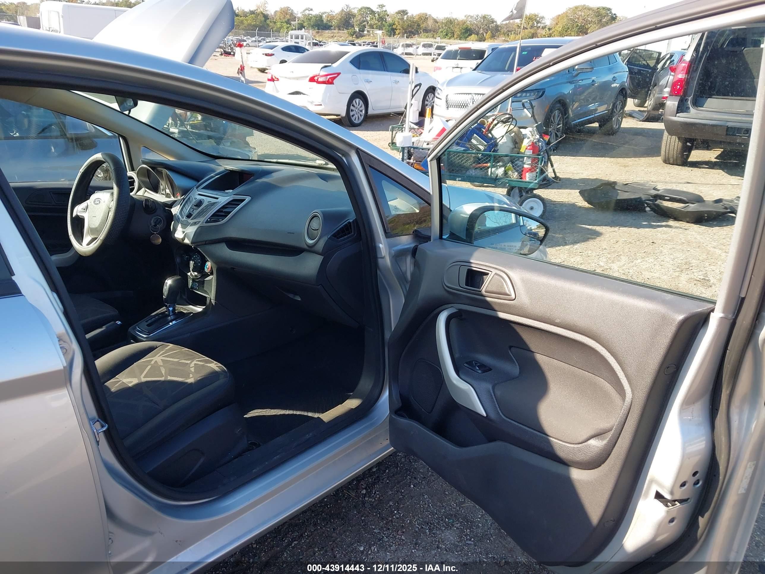 FORD FIESTA image 5