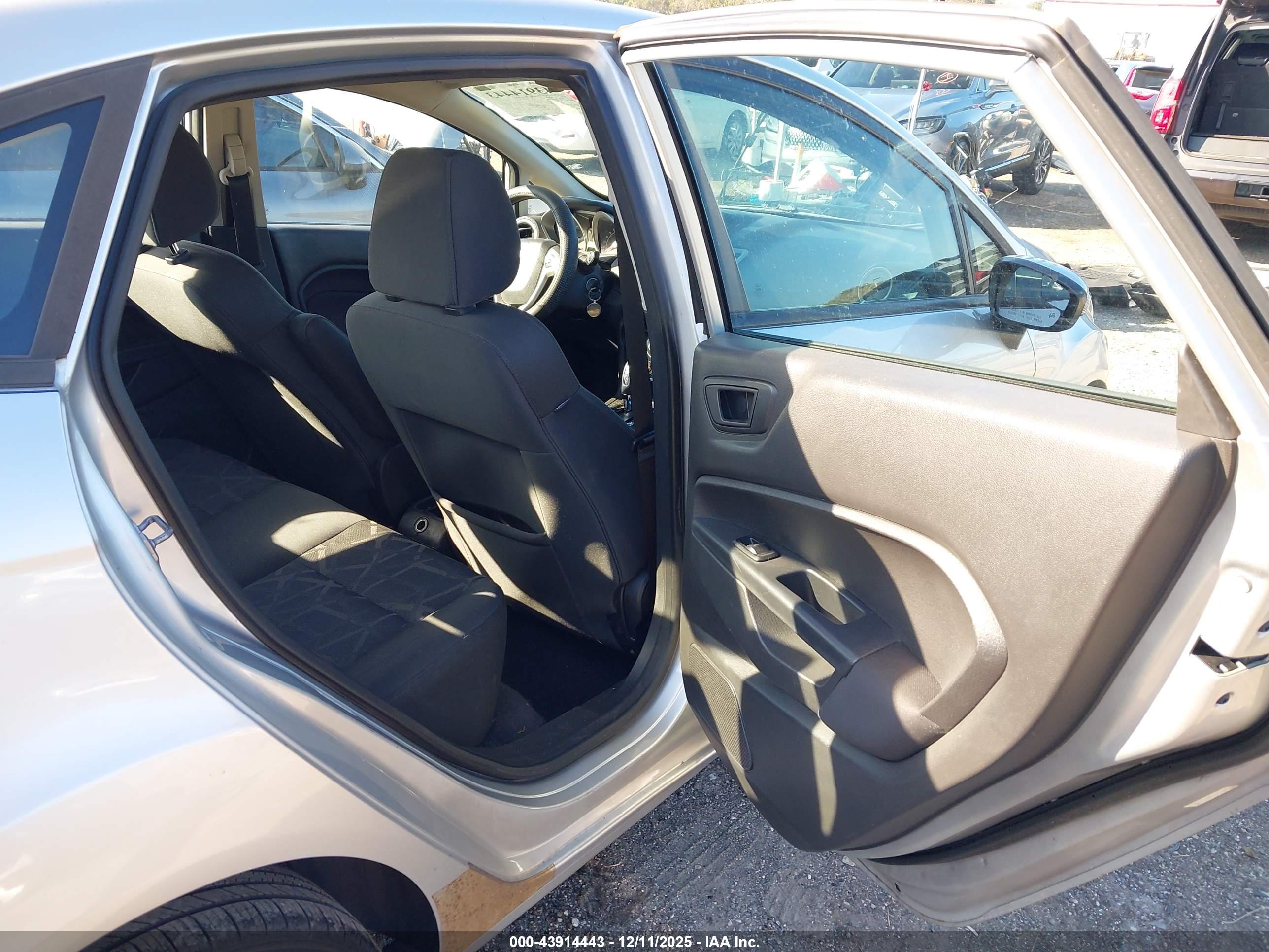 FORD FIESTA image 8