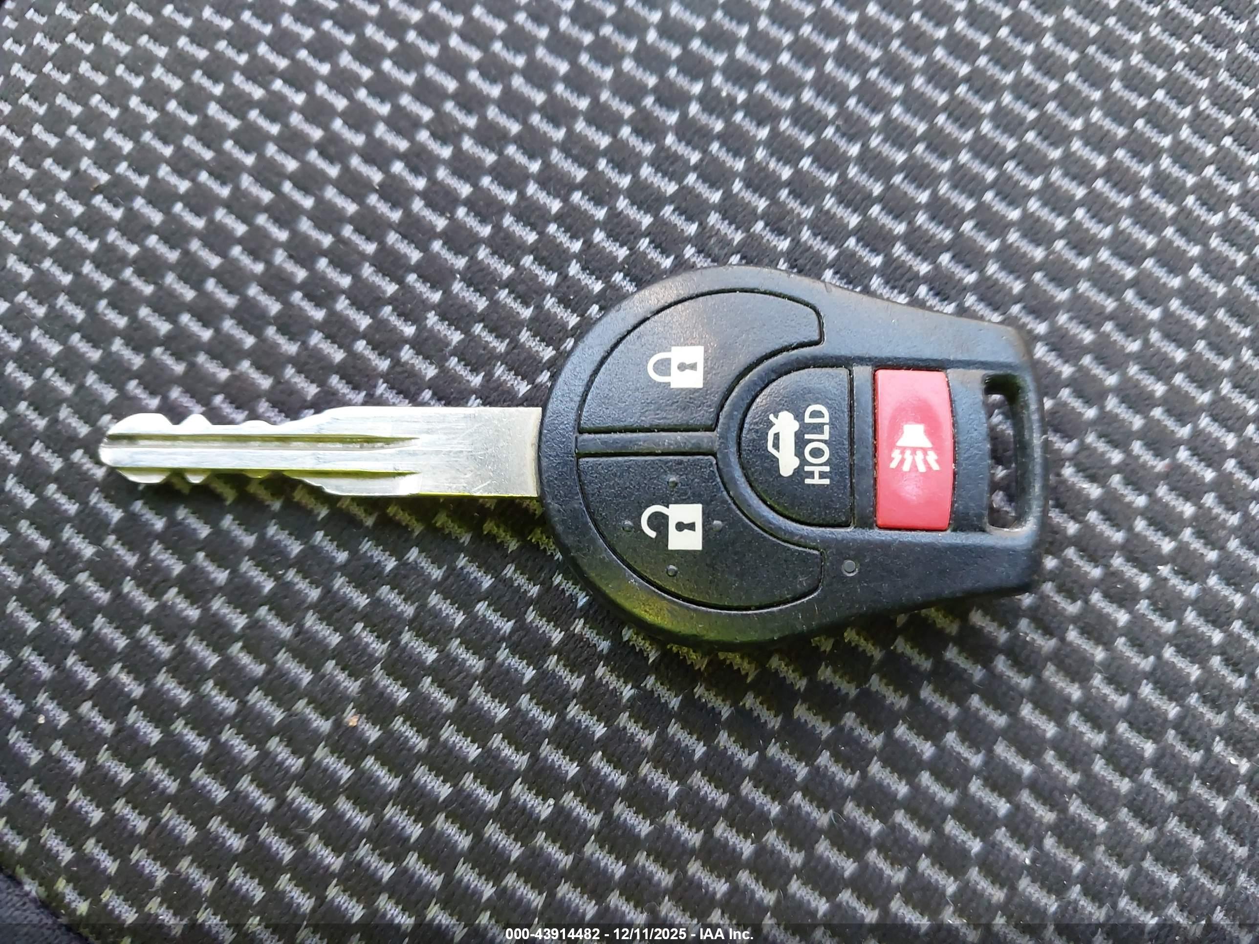 NISSAN VERSA image 11