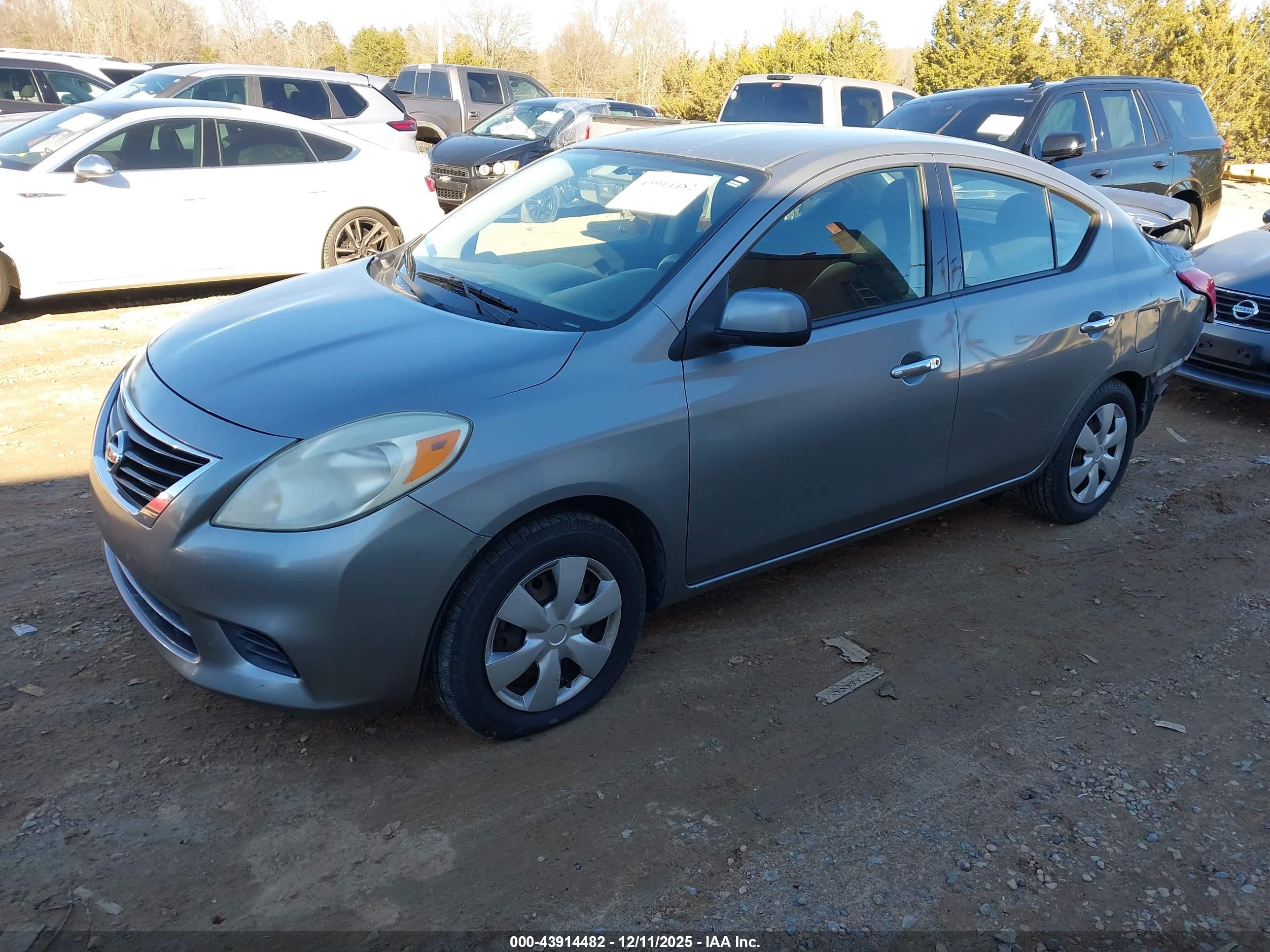 NISSAN VERSA image 2