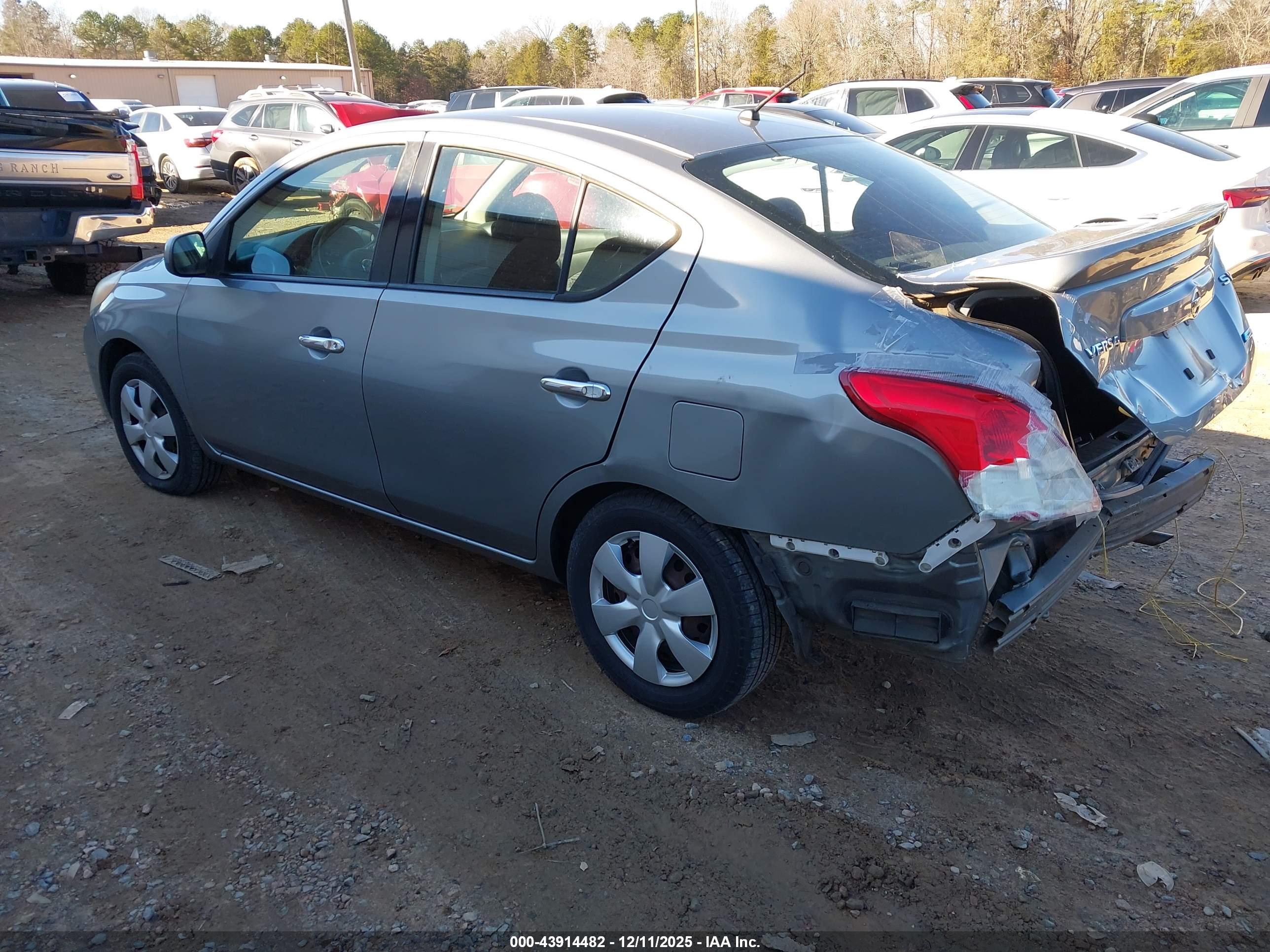 NISSAN VERSA image 3
