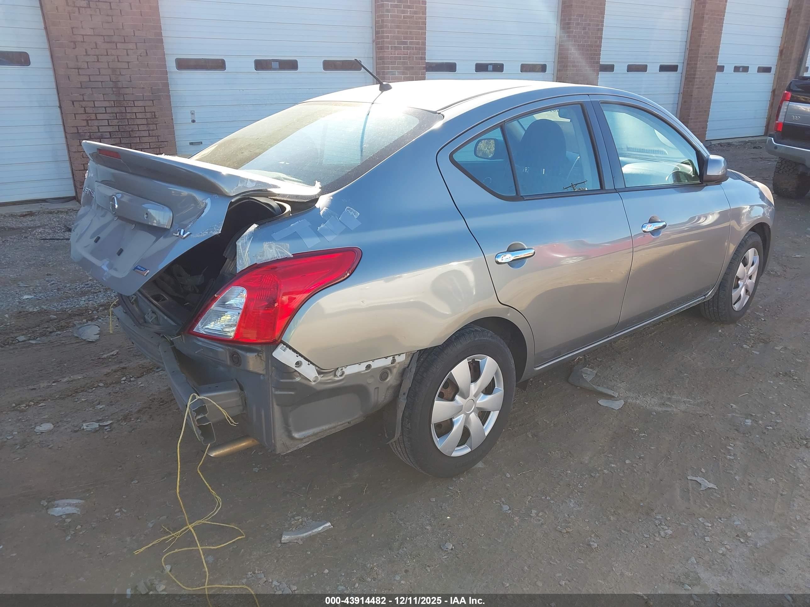 NISSAN VERSA image 4