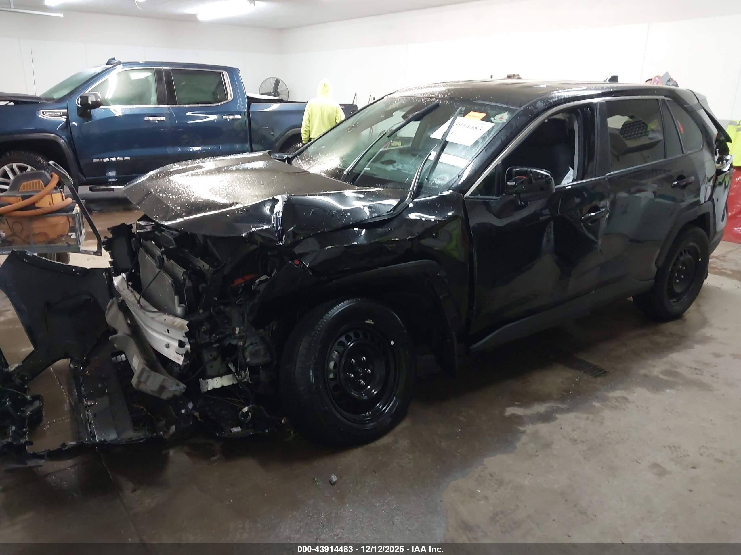 TOYOTA RAV4 image 2