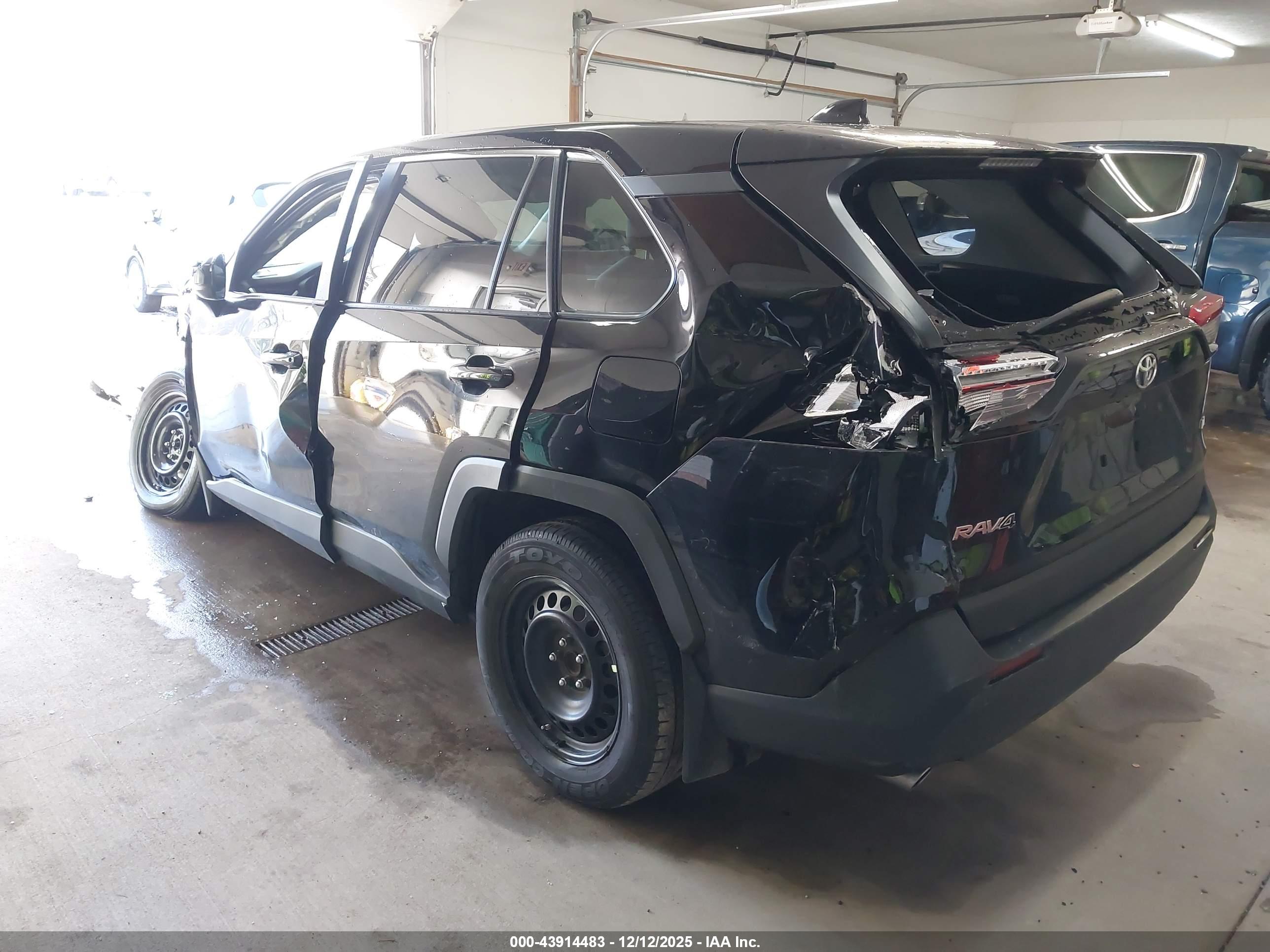 TOYOTA RAV4 image 3
