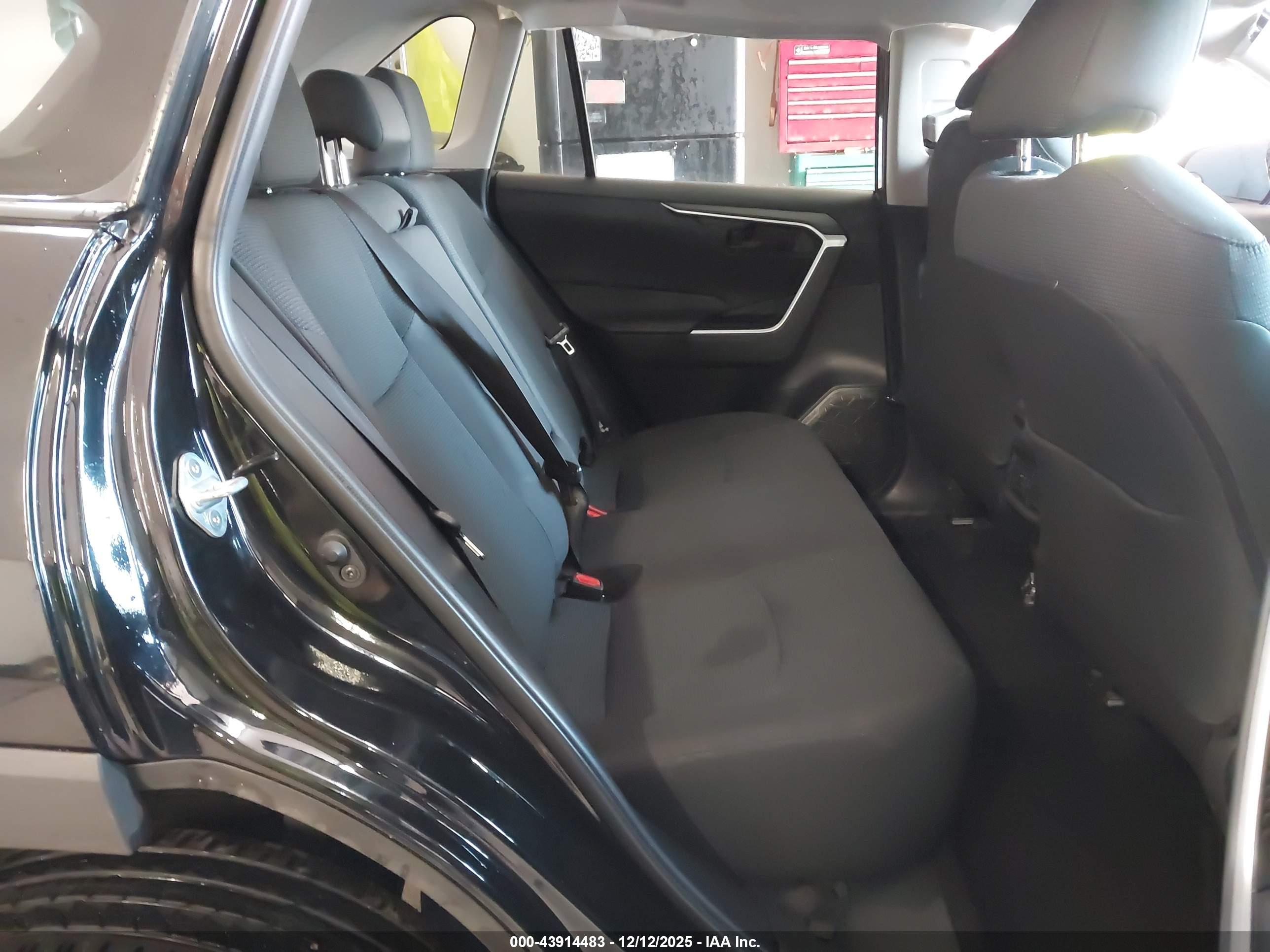TOYOTA RAV4 image 8