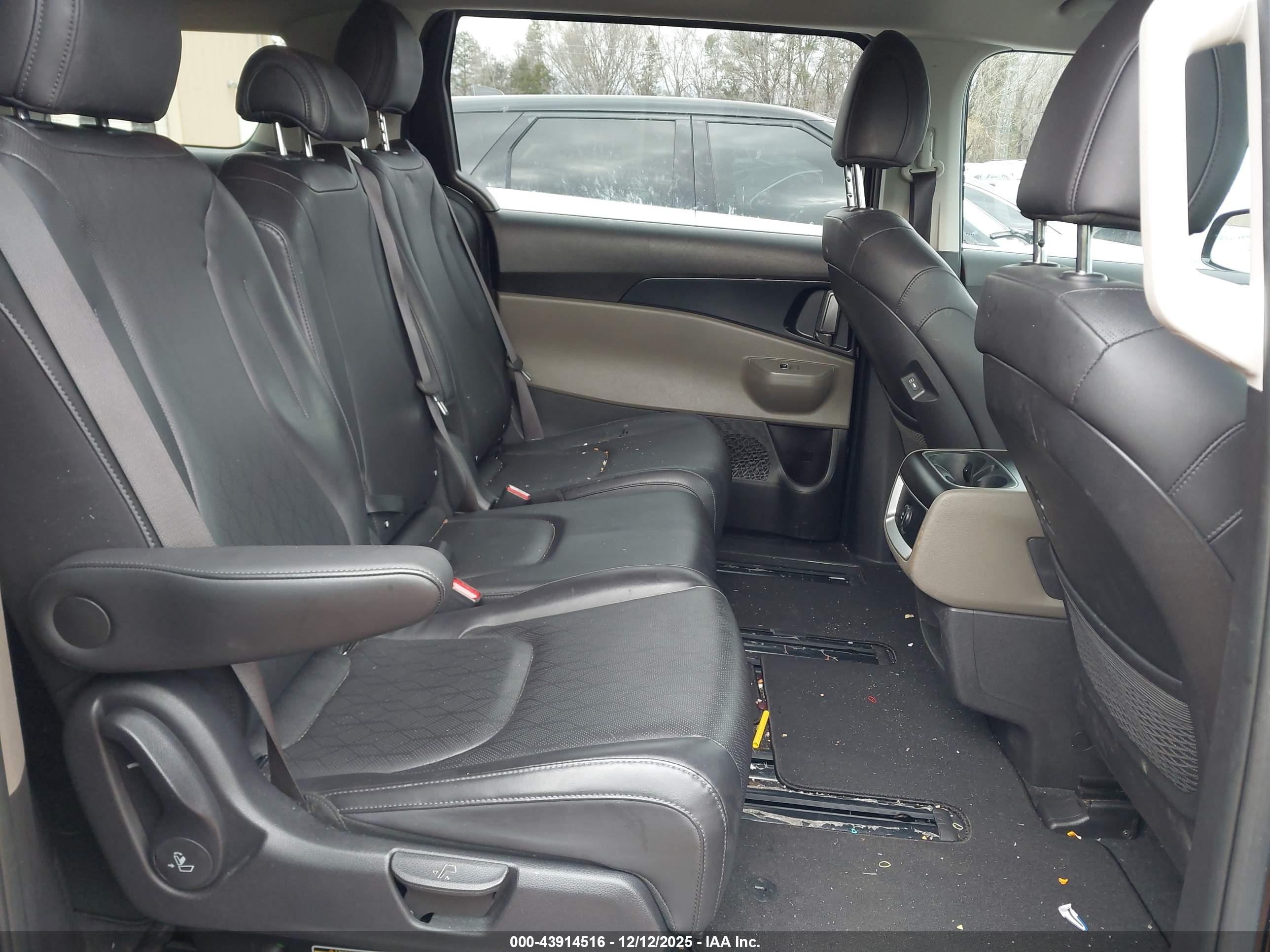 KIA CARNIVAL image 8