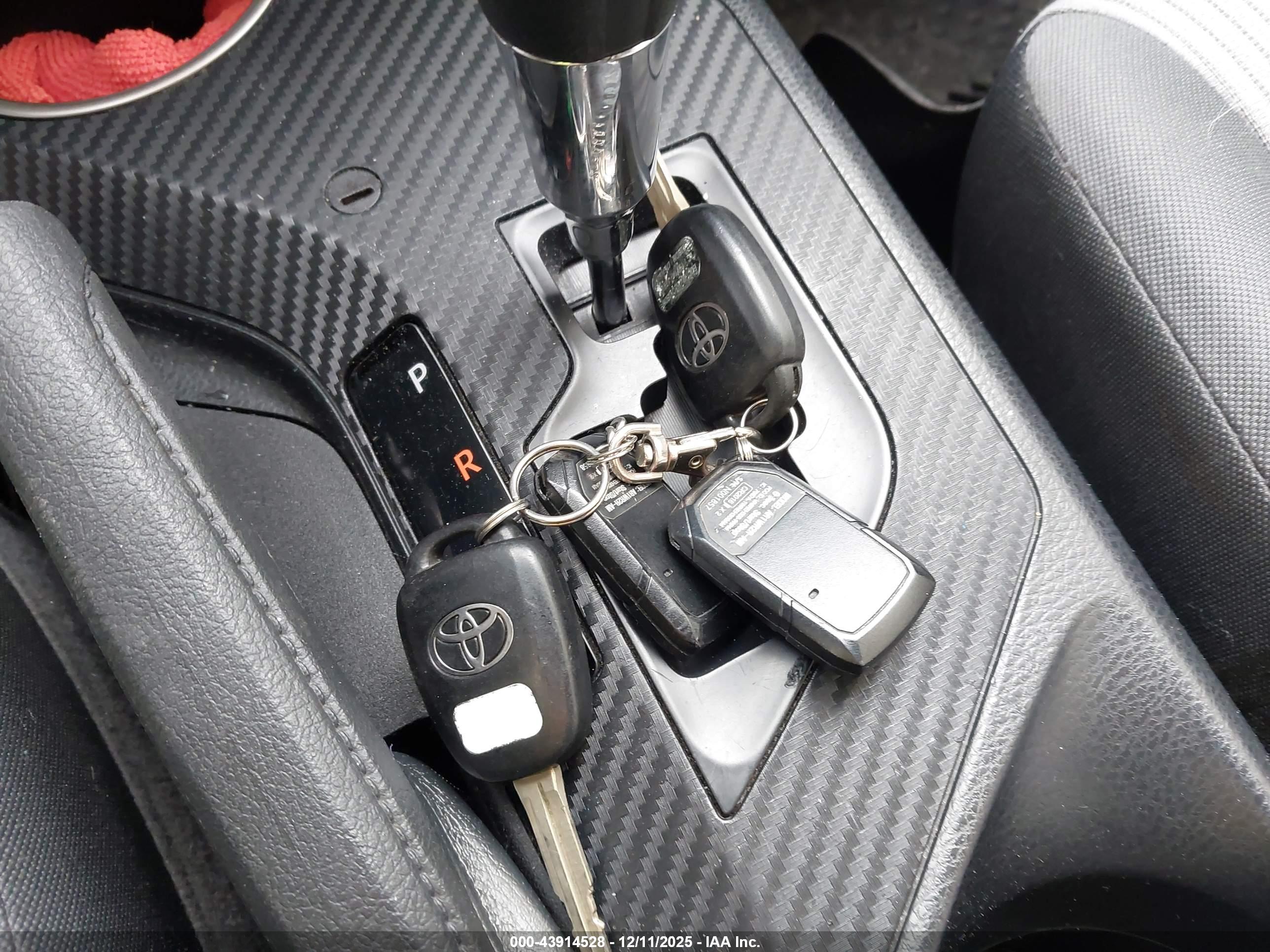 TOYOTA RAV4 image 11