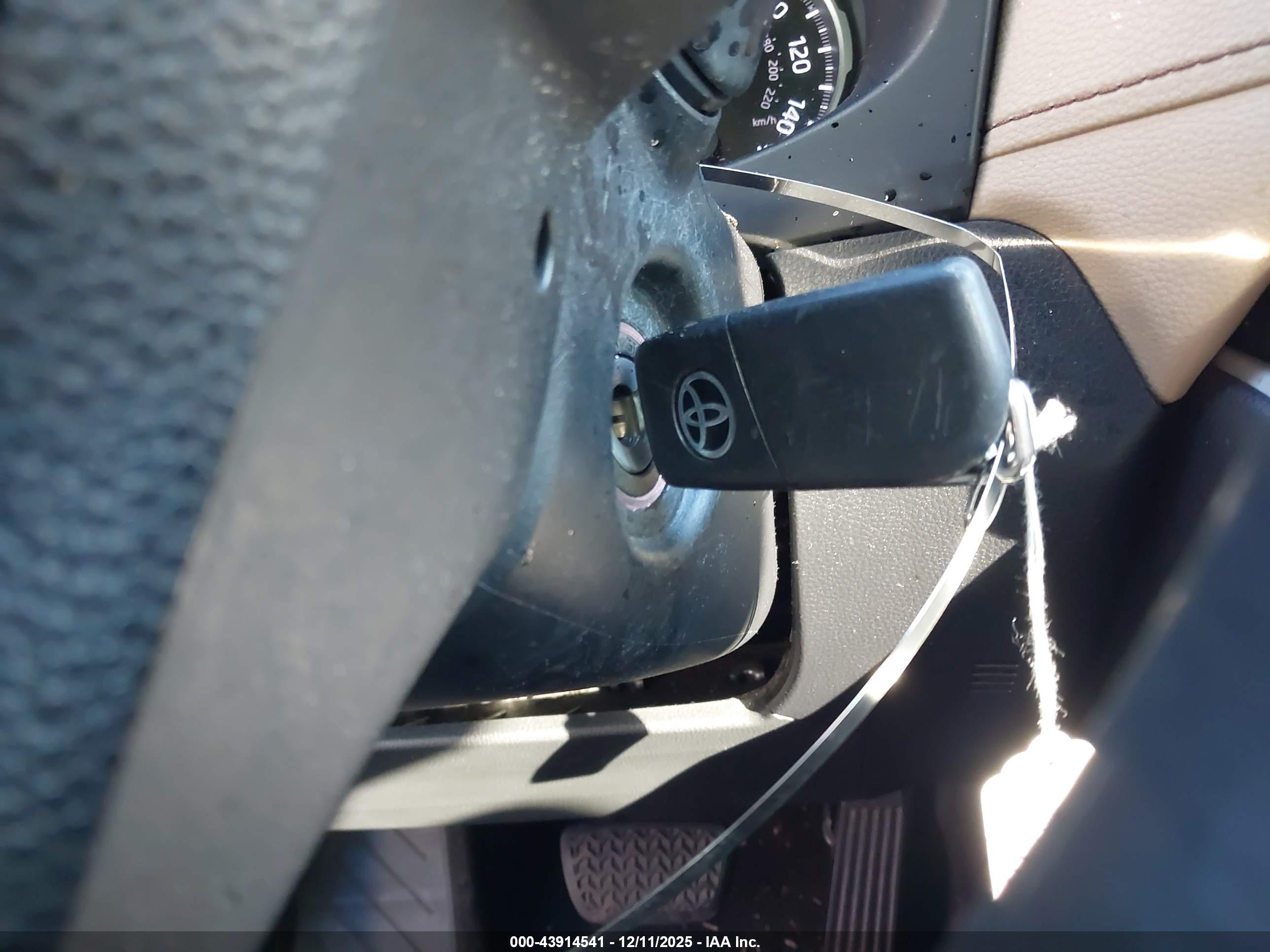 TOYOTA RAV4 image 11