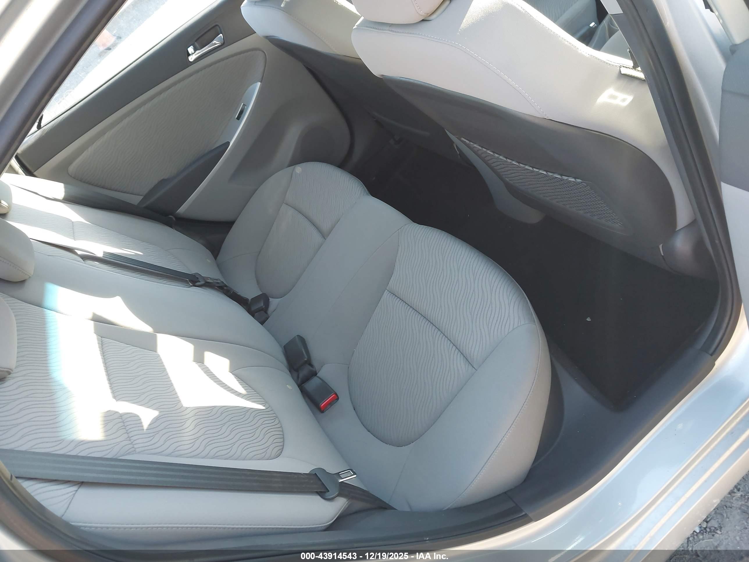 HYUNDAI ACCENT image 8