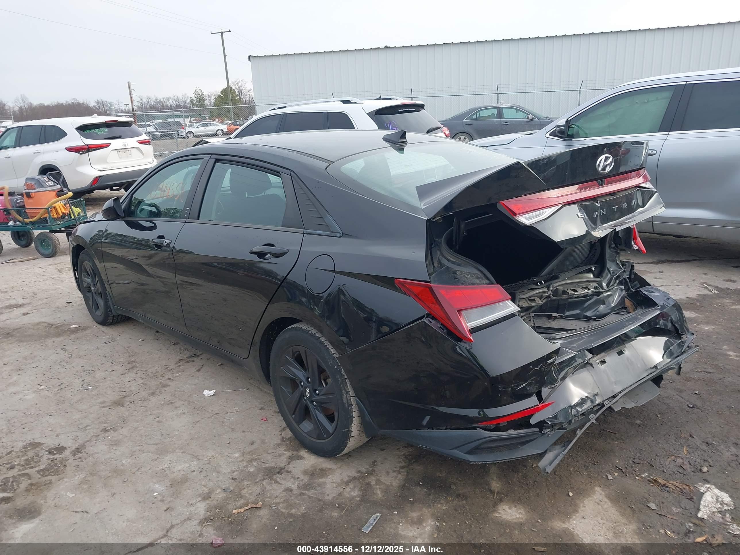 HYUNDAI ELANTRA image 3