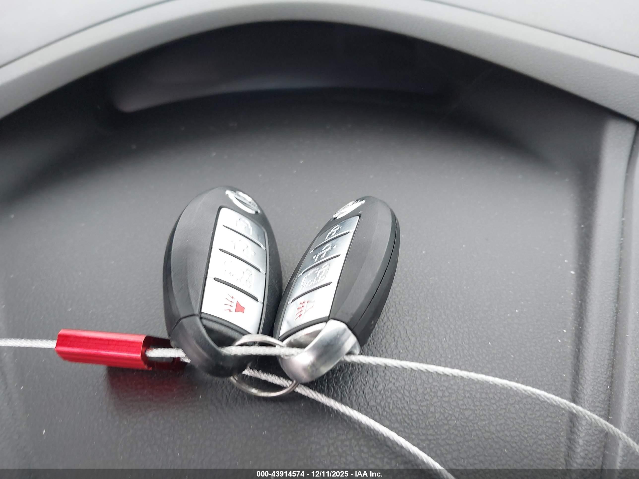 NISSAN LEAF image 11