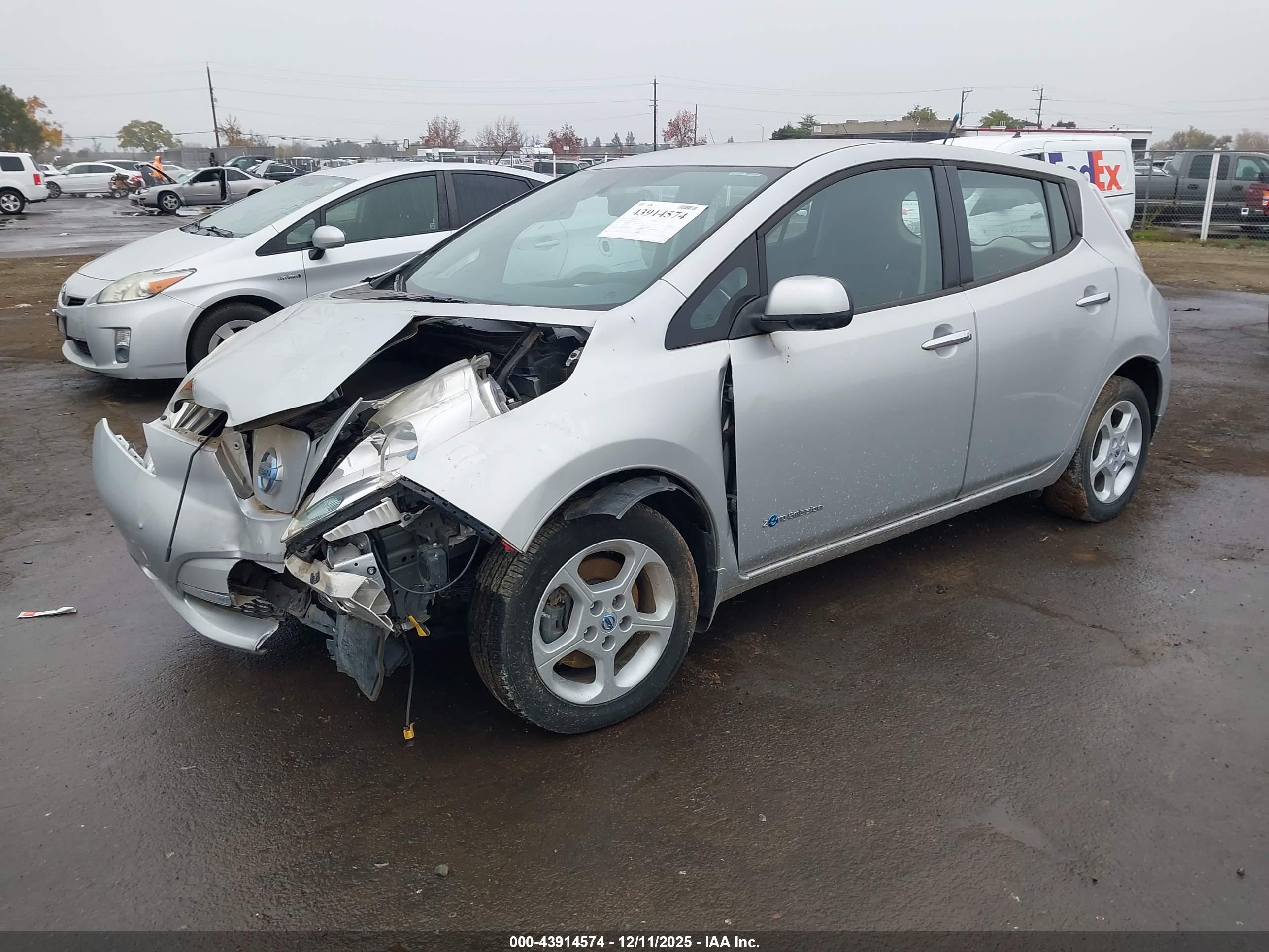 NISSAN LEAF image 2