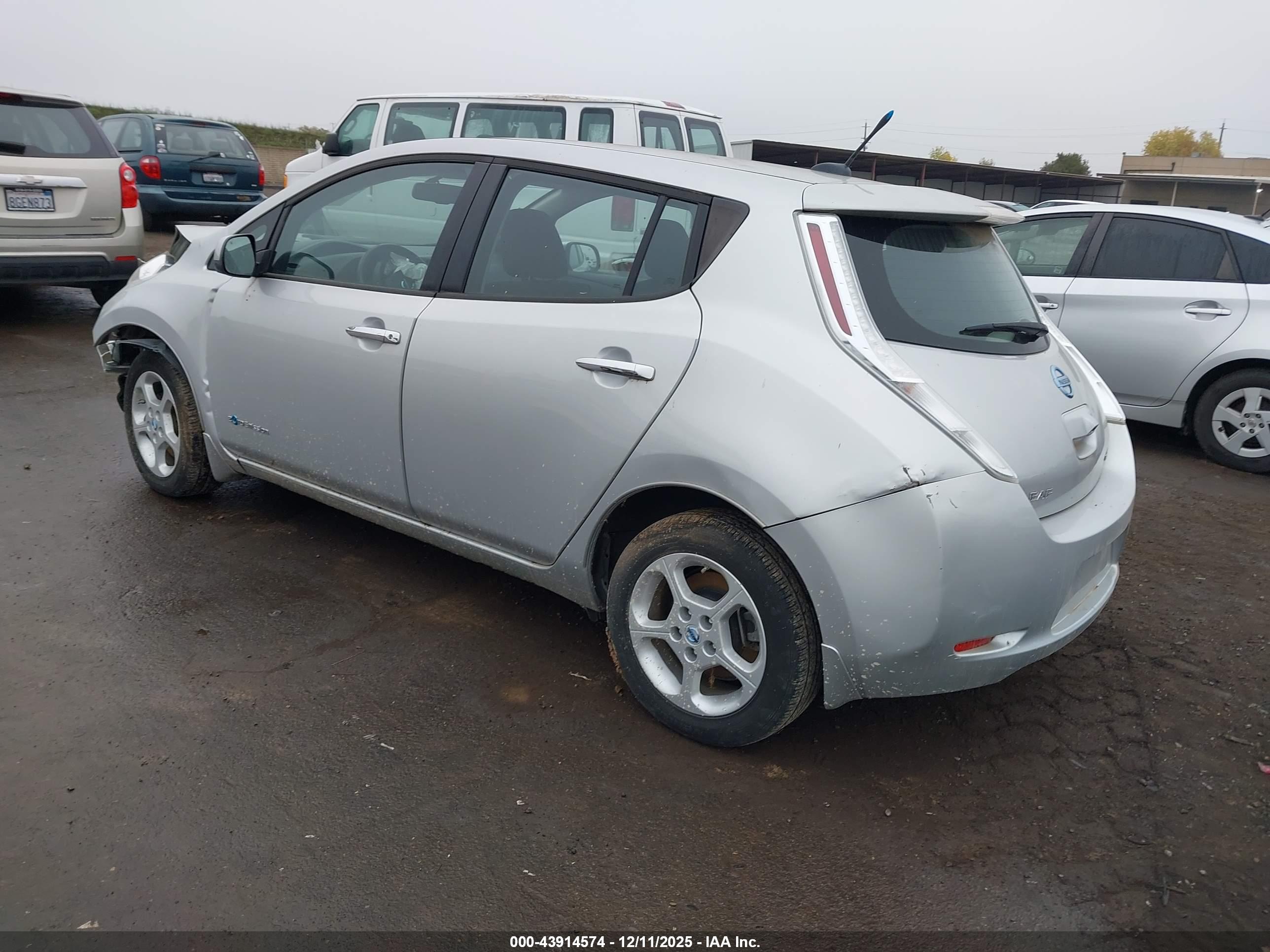 NISSAN LEAF image 3
