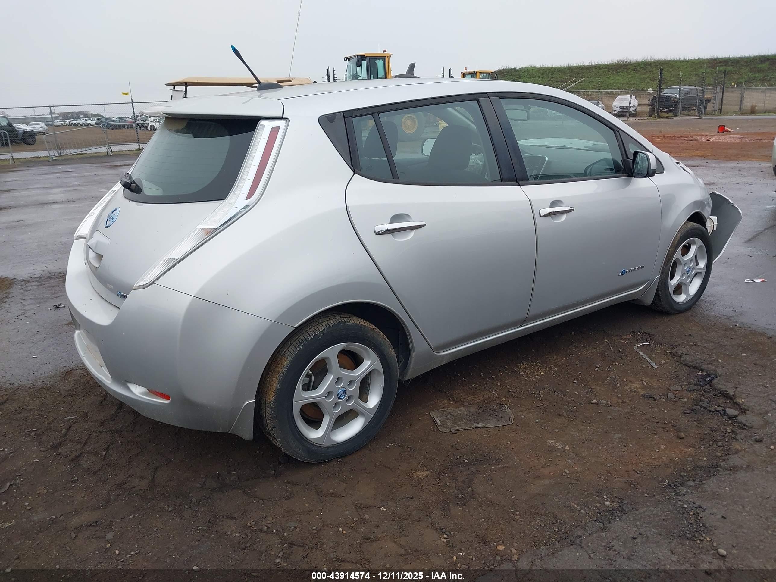 NISSAN LEAF image 4