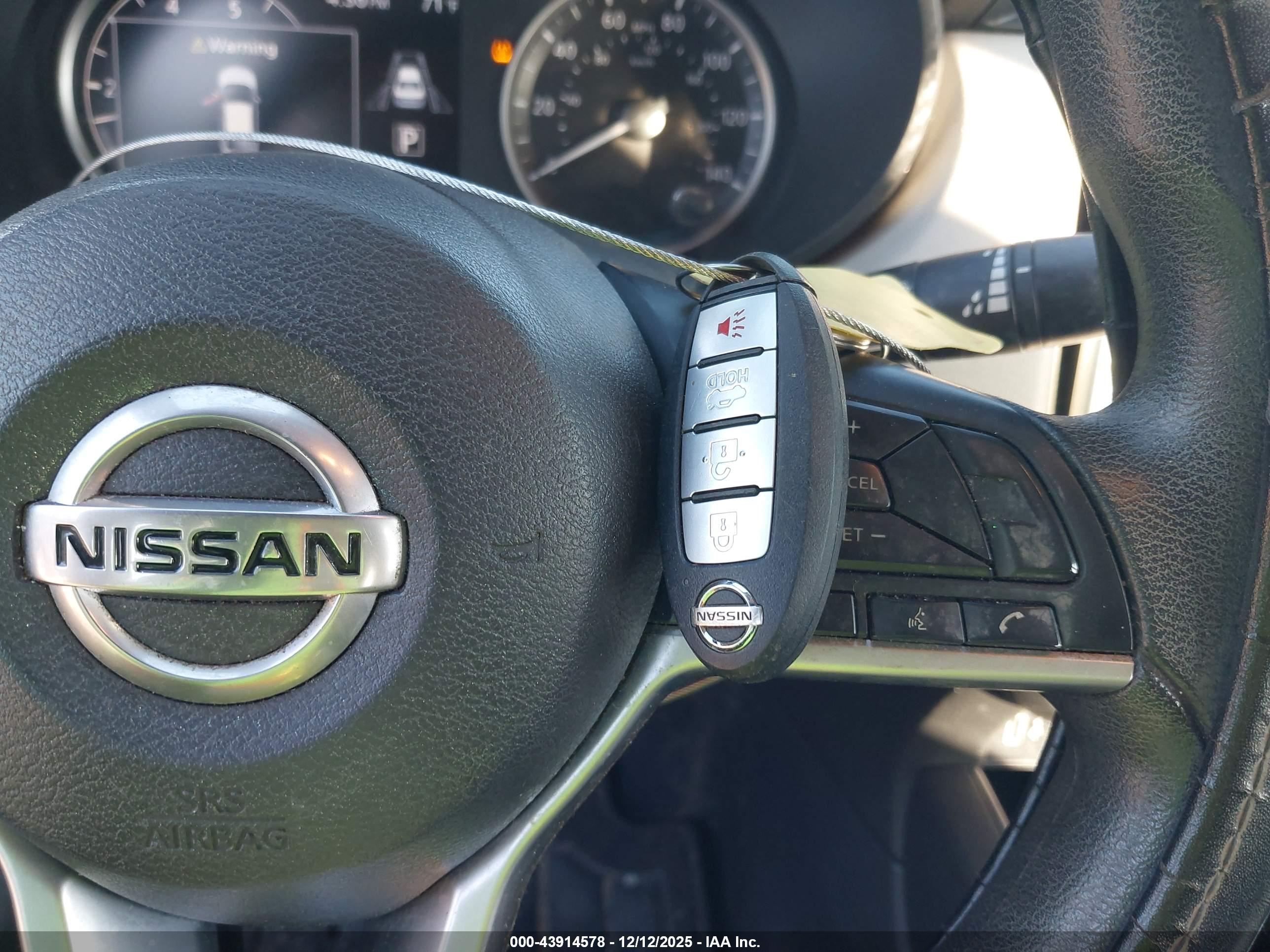 NISSAN VERSA image 11