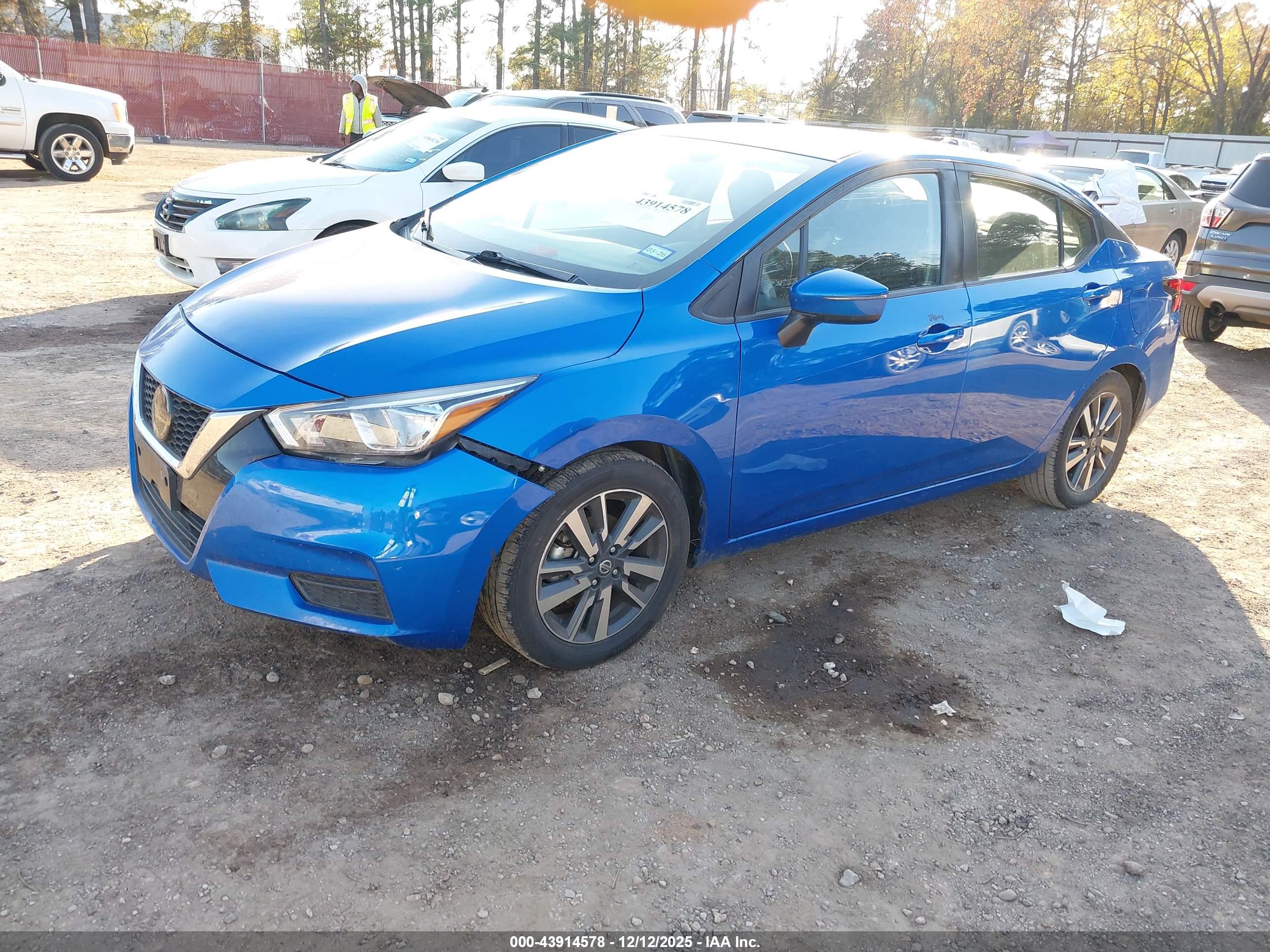 NISSAN VERSA image 2