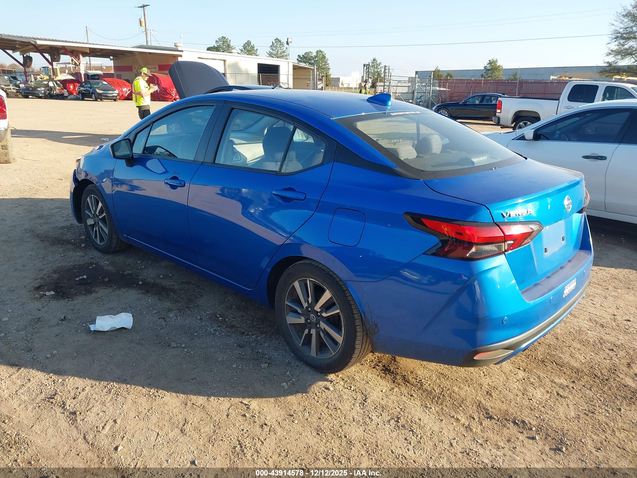 NISSAN VERSA image 3