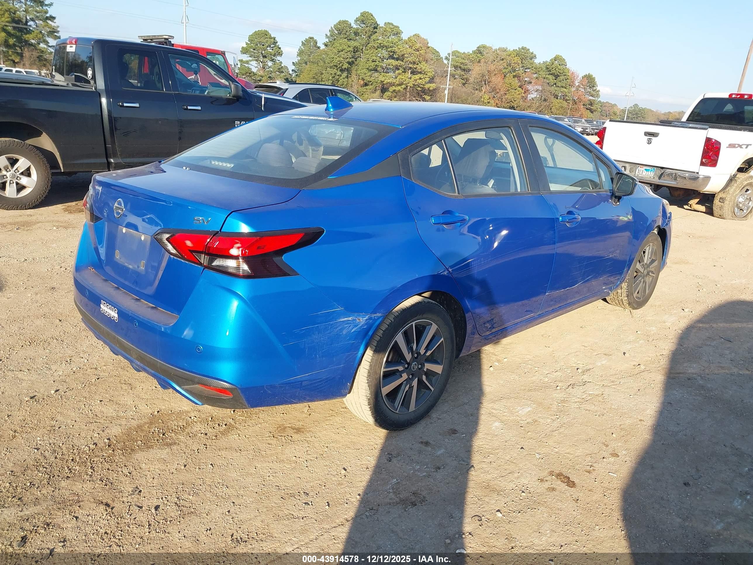NISSAN VERSA image 4