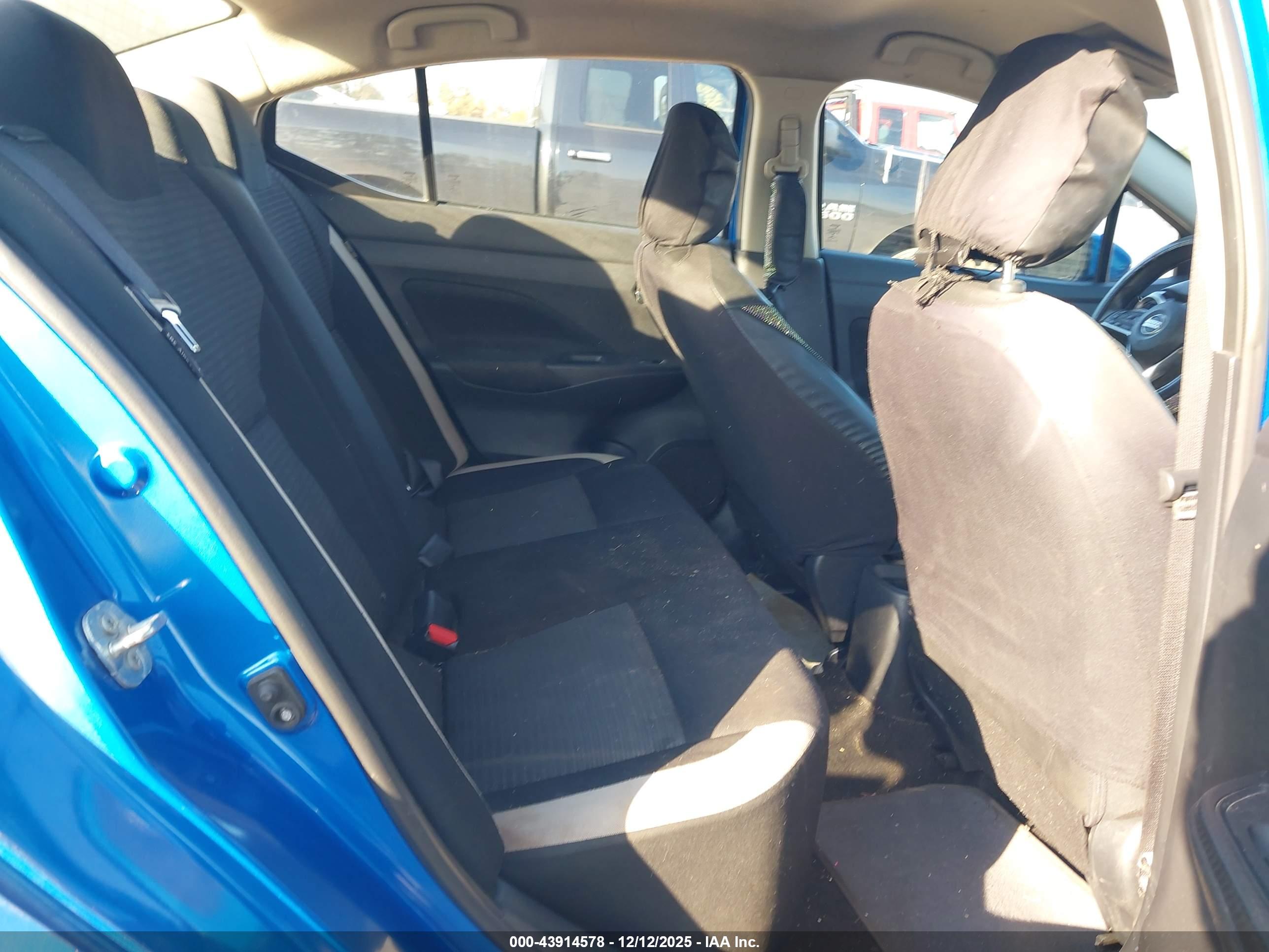 NISSAN VERSA image 8