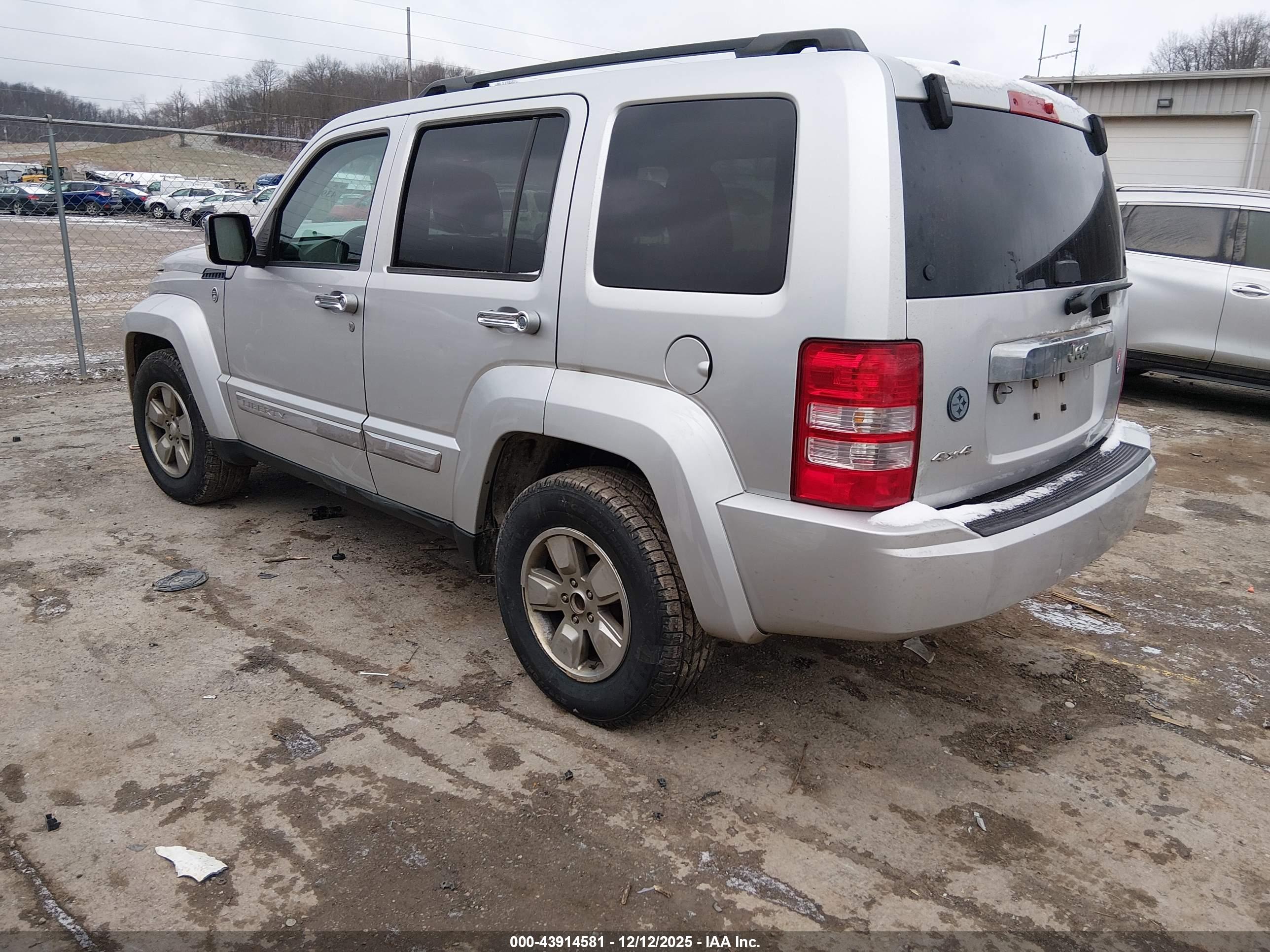 JEEP LIBERTY image 3
