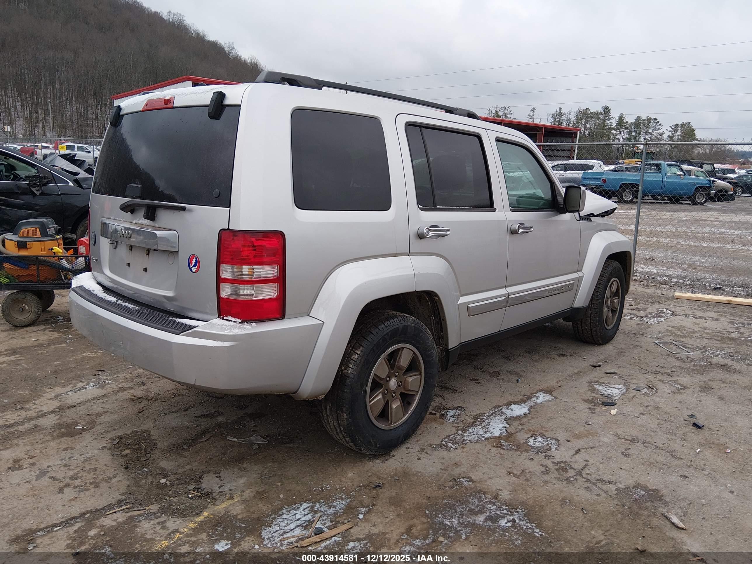 JEEP LIBERTY image 4