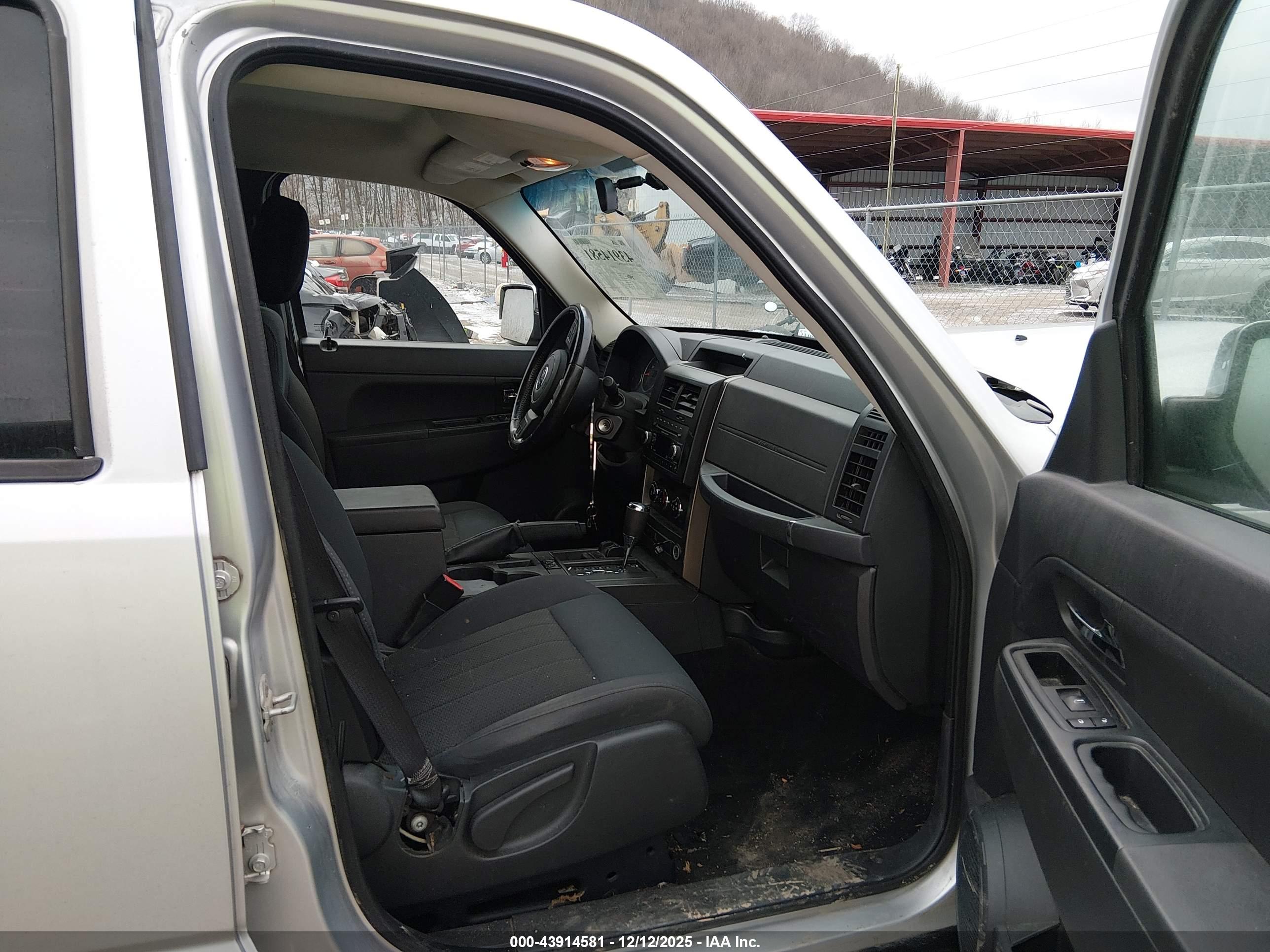 JEEP LIBERTY image 5