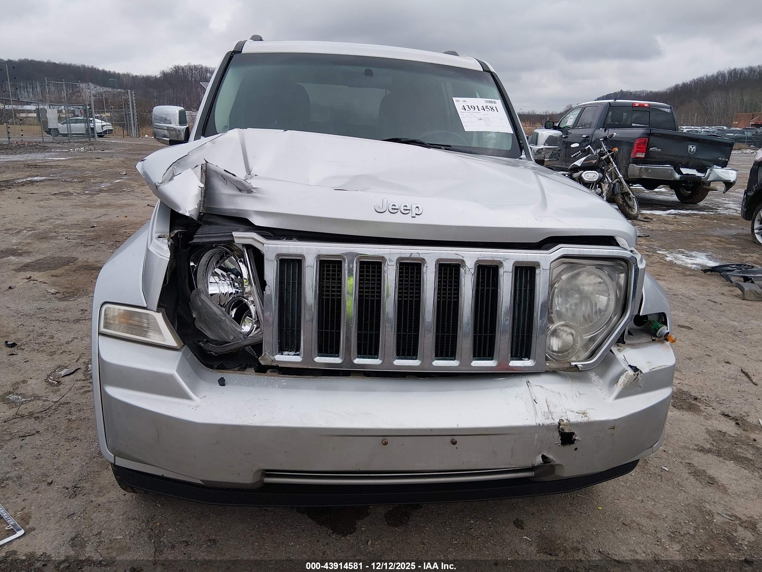 JEEP LIBERTY image 6