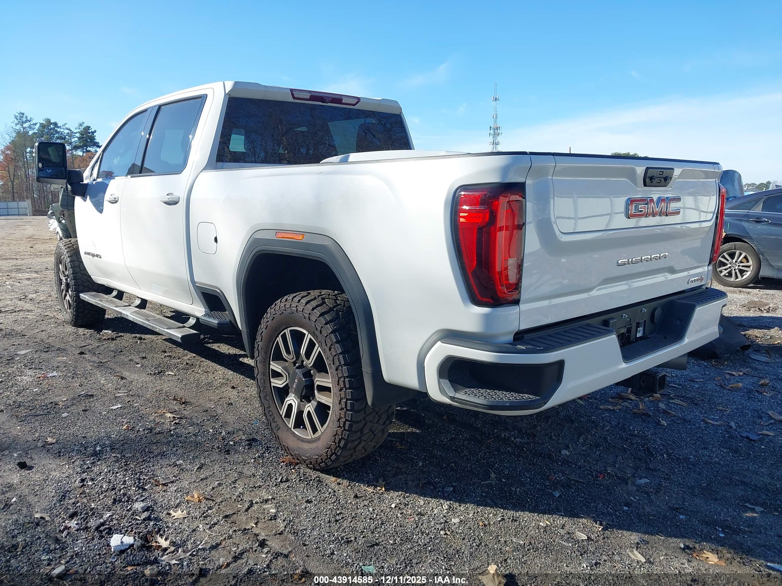 GMC SIERRA image 3