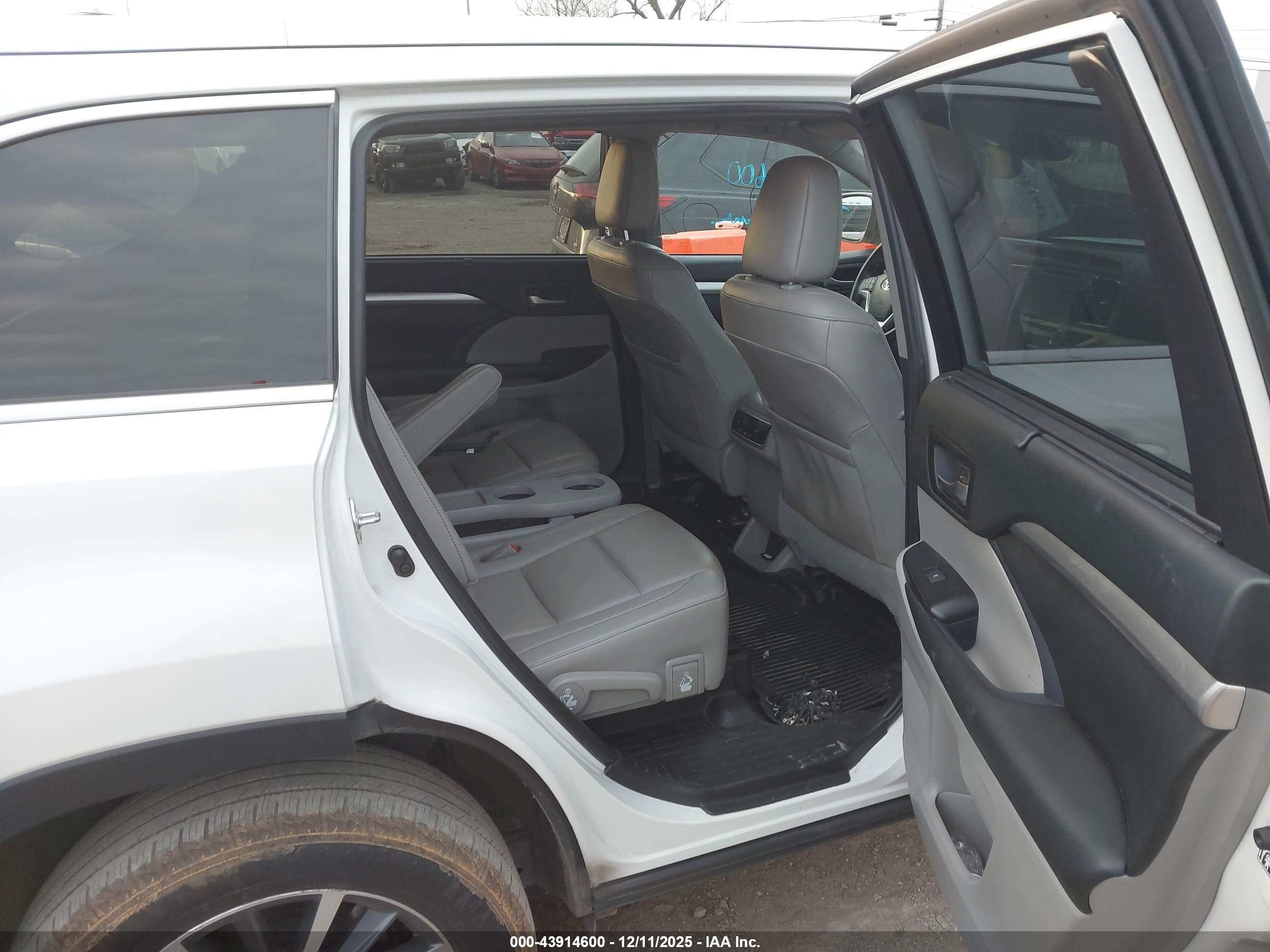 TOYOTA HIGHLANDER image 8