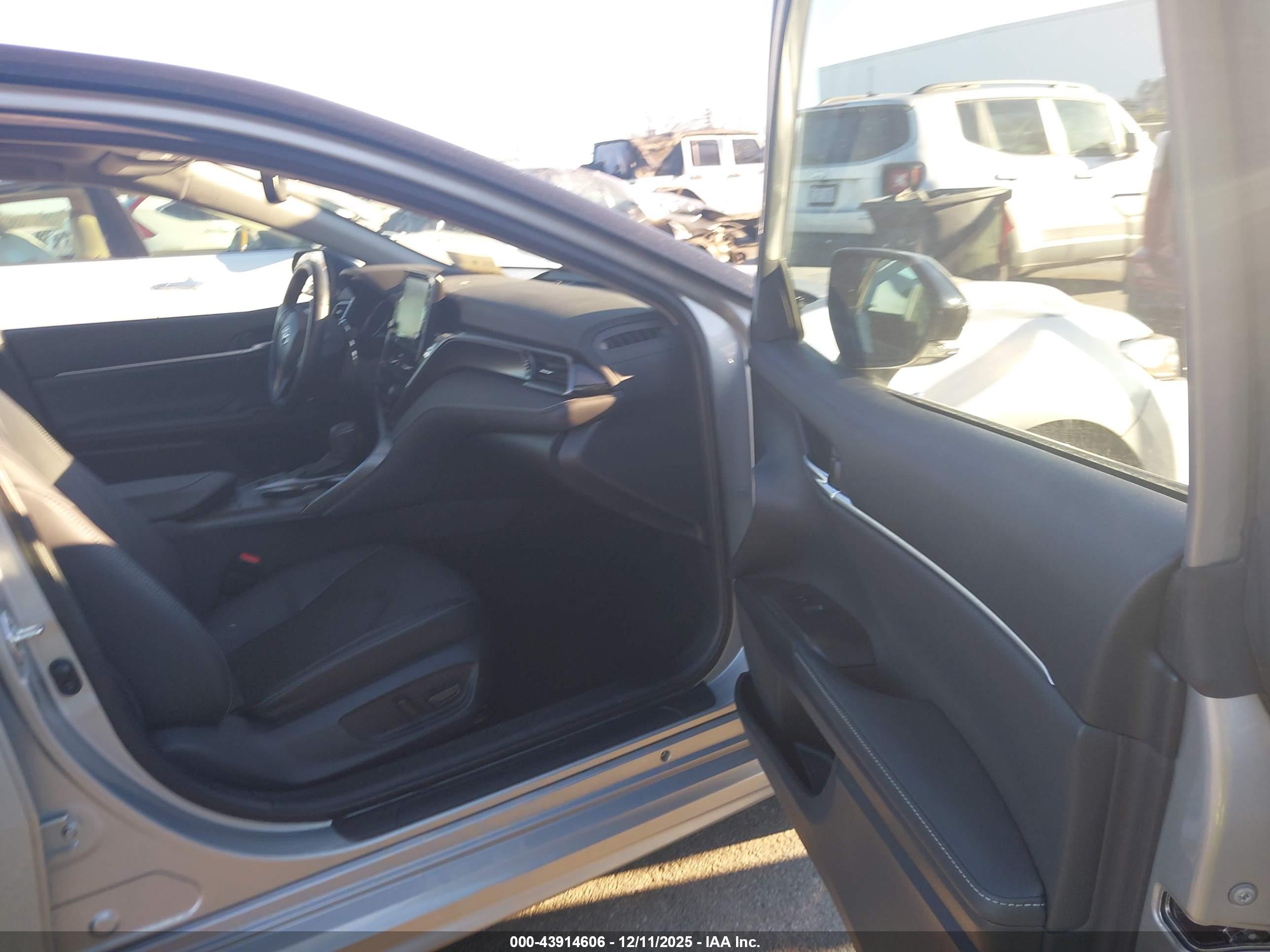 TOYOTA CAMRY image 5
