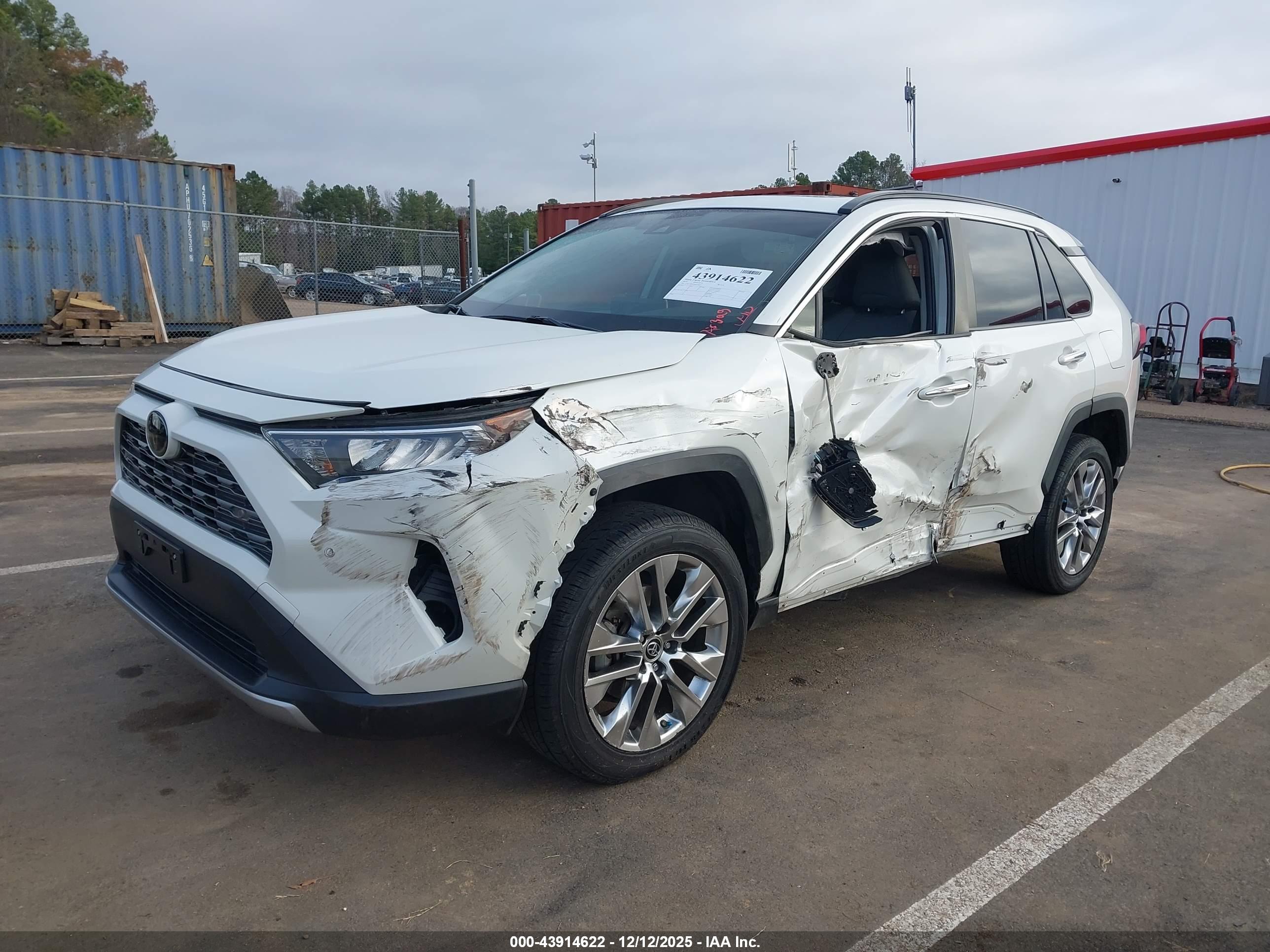 TOYOTA RAV4 image 2